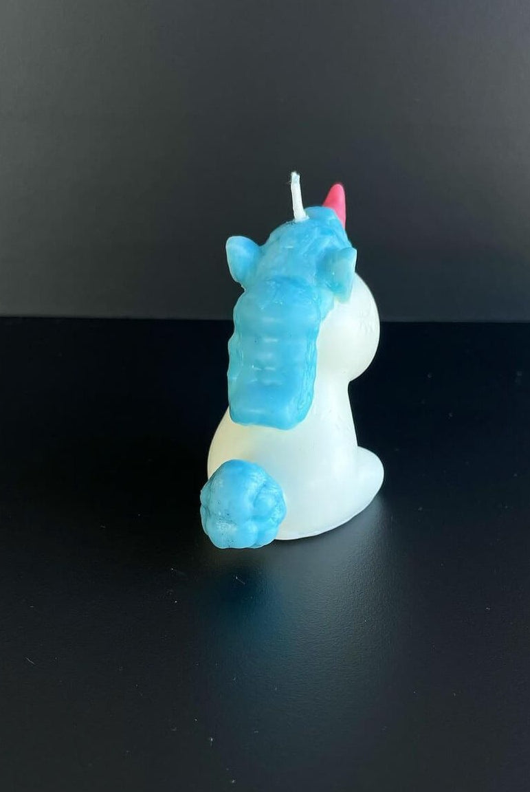 Unsere Celestial Unicorn Duftkerze ist in mehreren Düften erhältlich. Die Düfte haben einen angenehmen und beruhigenden Geruch. Perfekt für entspannte und gemütliche Abende. In der Farbe Hellblau.