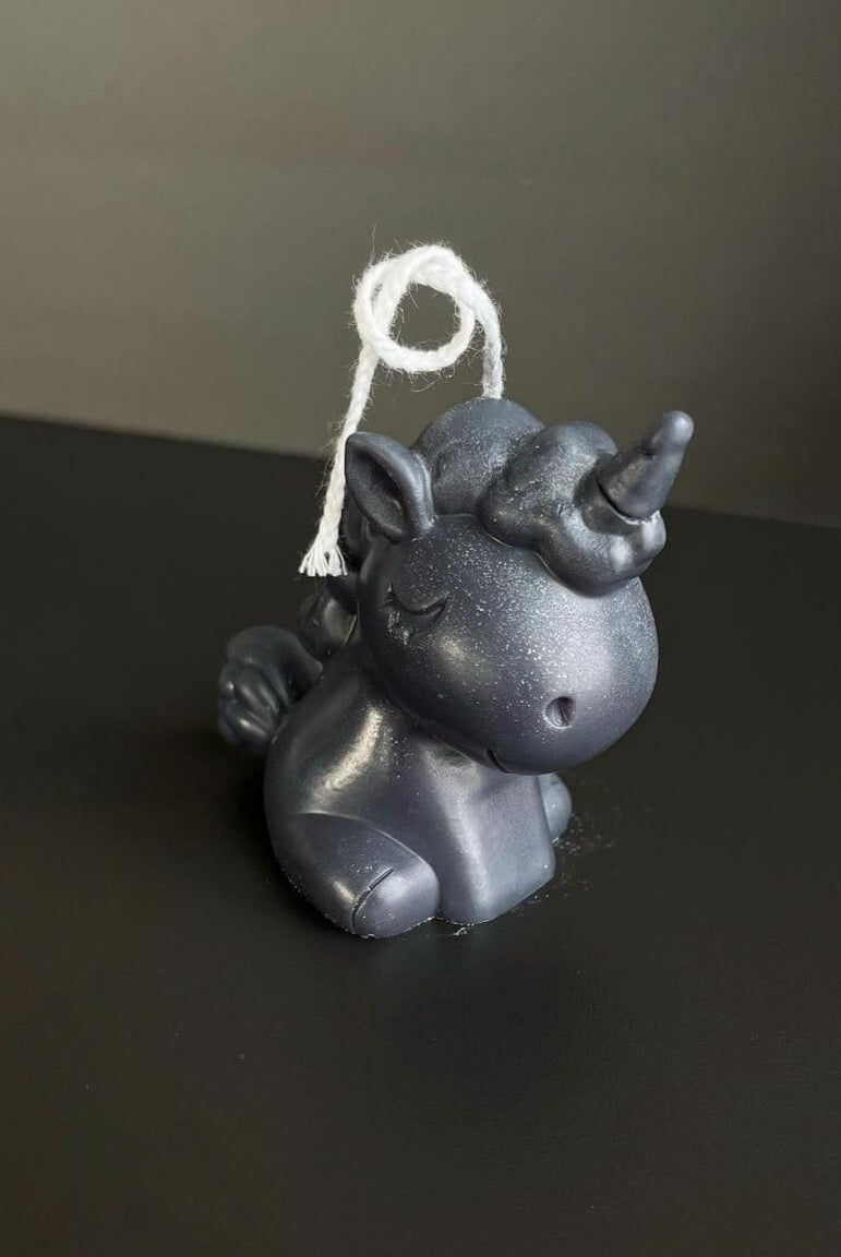 Hier sieht man unsere Celestial Unicorn Kerze. Sie ist perfekt als Dekoration geeignet mit ihrem Einhorn Design. Sie sieht elegant und ästhetisch aus. Handgefertigt aus Sojawachs. In der Farbe Schwarz.