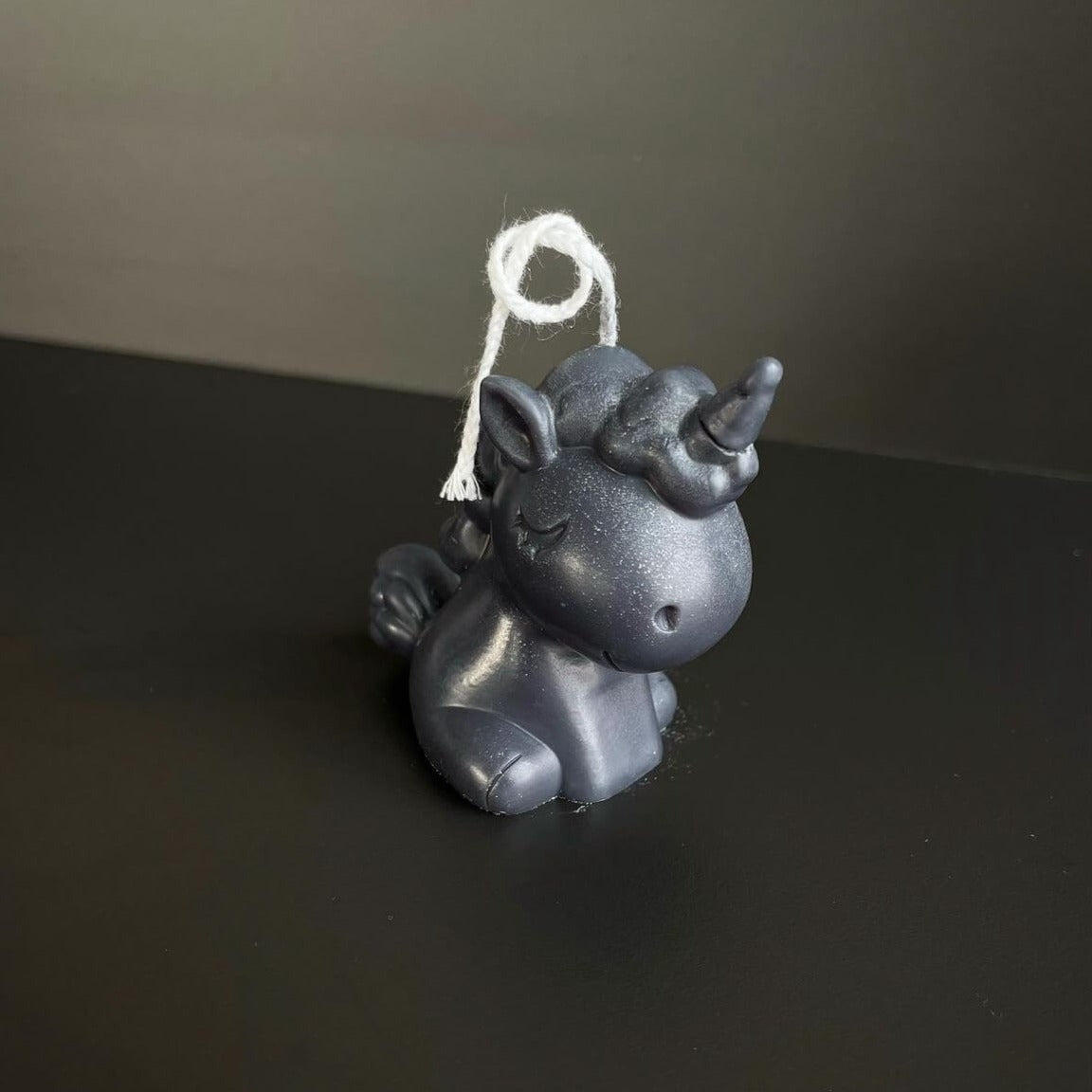 Hier sieht man unsere Celestial Unicorn Kerze. Sie ist perfekt als Dekoration geeignet mit ihrem Einhorn Design. Sie sieht elegant und ästhetisch aus. Handgefertigt aus Sojawachs. In der Farbe Schwarz.