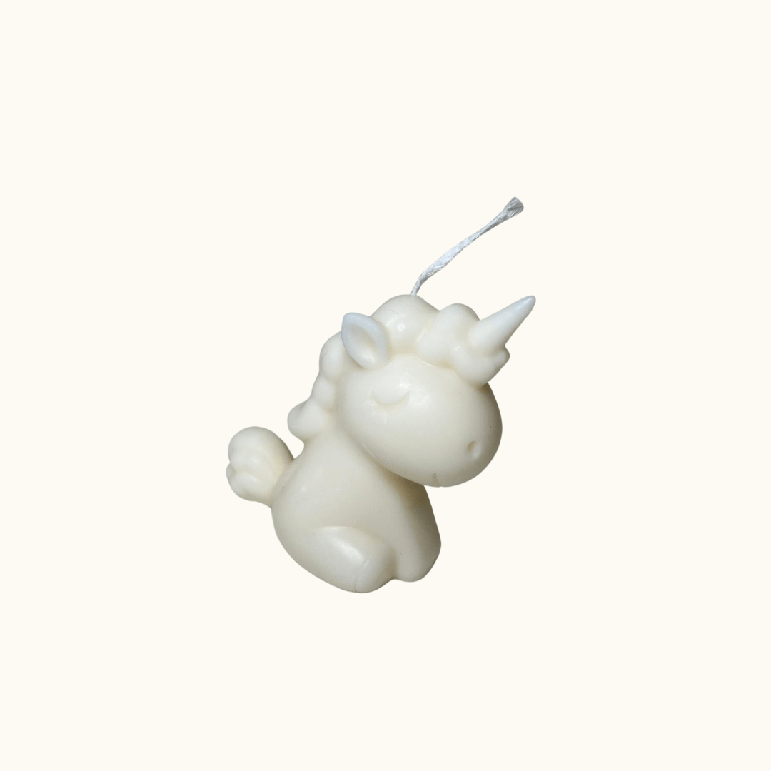 Auf diesem Bild sieht man unsere Celestial Unicorn Kerze. Sie ist handgemacht aus hochwertigem Sojawachs. Zudem ist sie Bio, vegan, nachhaltig und umweltfreundlich. In Weiß.