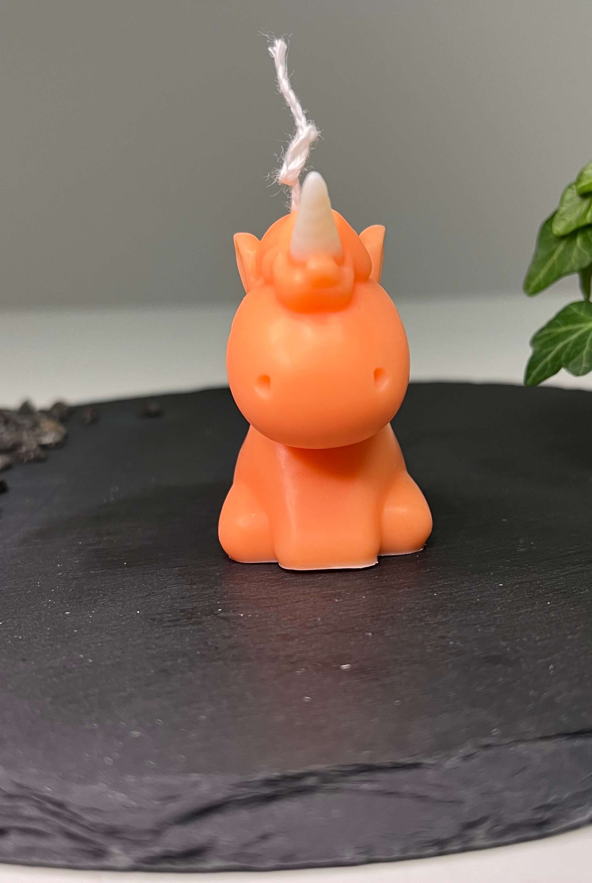 Unsere Celestial Unicorn Duftkerze ist in mehreren Düften erhältlich. Die Düfte haben einen angenehmen und beruhigenden Geruch. Perfekt für entspannte und gemütliche Abende.