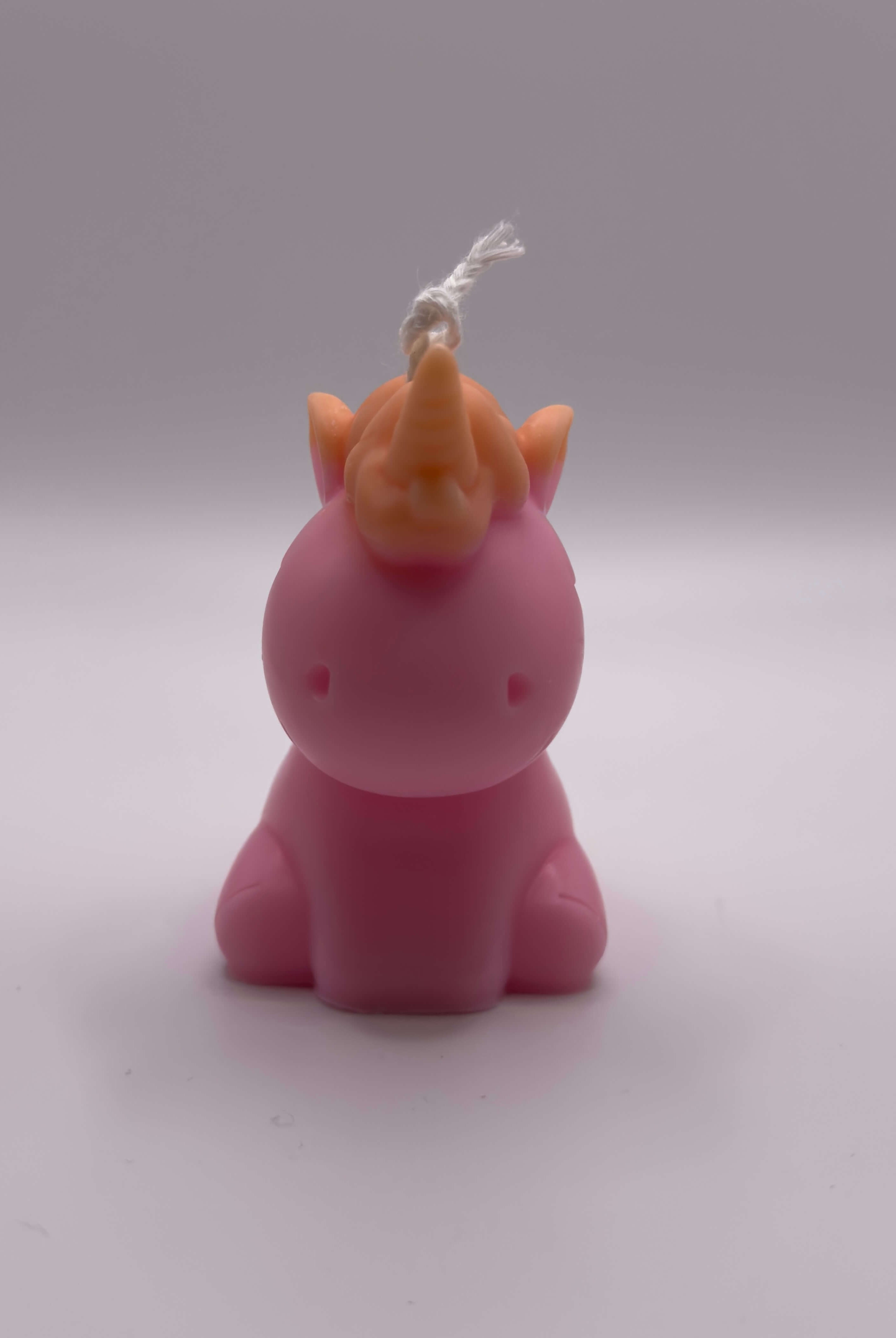 Niedliche rosa Celestial Unicorn Einhornkerze aus umweltfreundlichem Sojawachs mit orangefarbener Mähne und Schweif – ideales Geschenk für Einhorn-Fans.