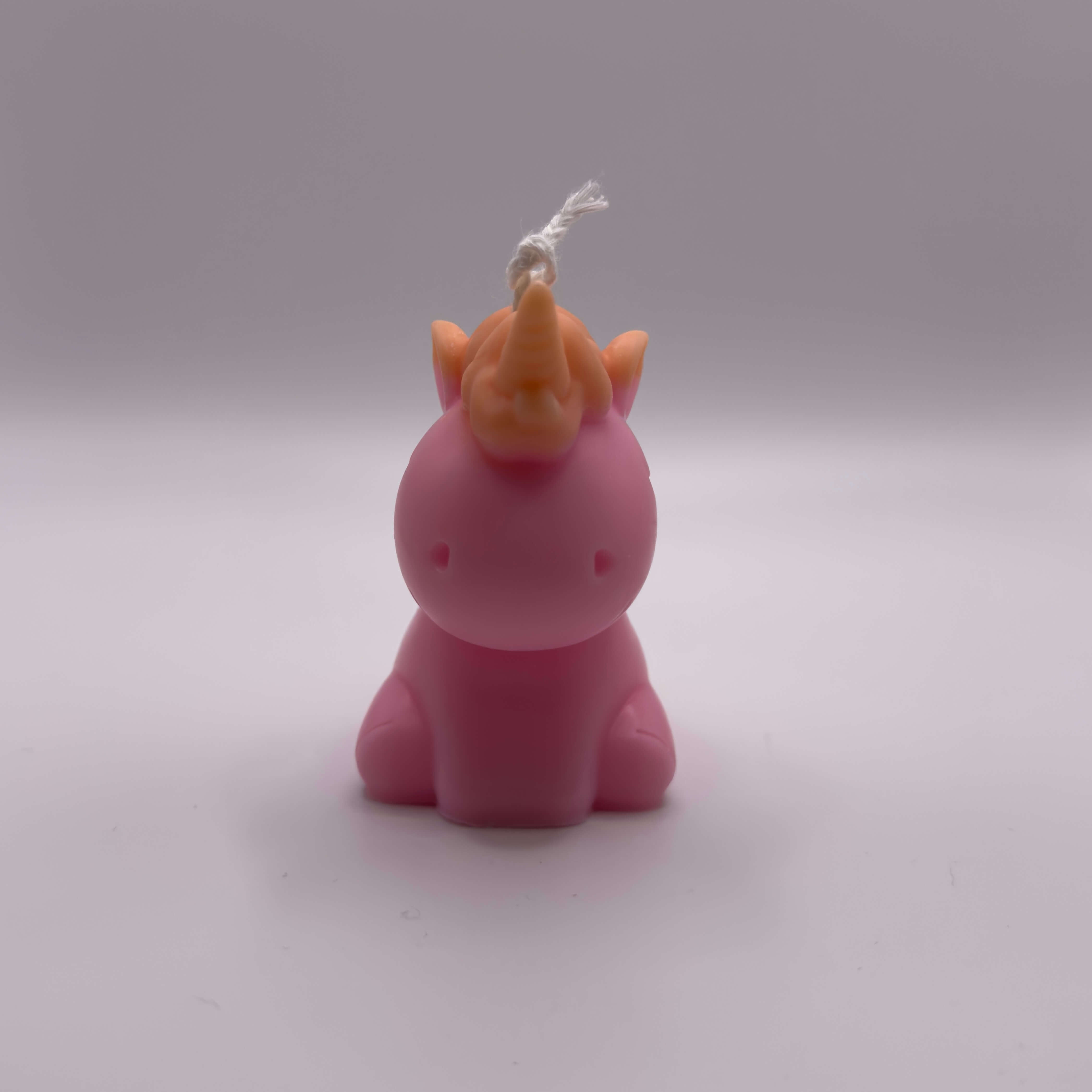 Niedliche rosa Celestial Unicorn Einhornkerze aus umweltfreundlichem Sojawachs mit orangefarbener Mähne und Schweif – ideales Geschenk für Einhorn-Fans.