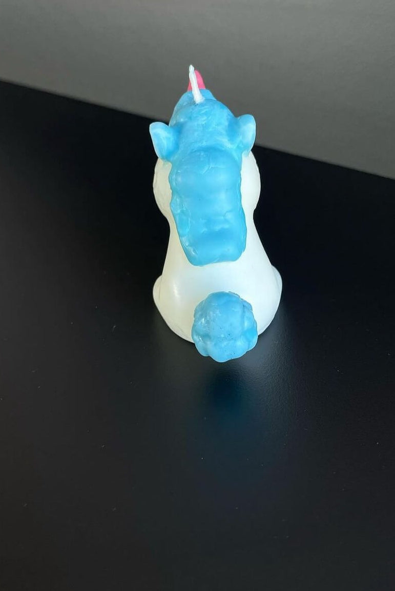 Die Celestial Unicorn Kerze ist das perfekte Geschenk. Egal ob Geburtstagsgeschenk, Weihnachtsgeschenk, Ostergeschenk oder Hochzeitsgeschenk, sie ist stilvoll und einzigartig. Aus nachhaltigem Sojawachs handgemacht. In Hellblau.