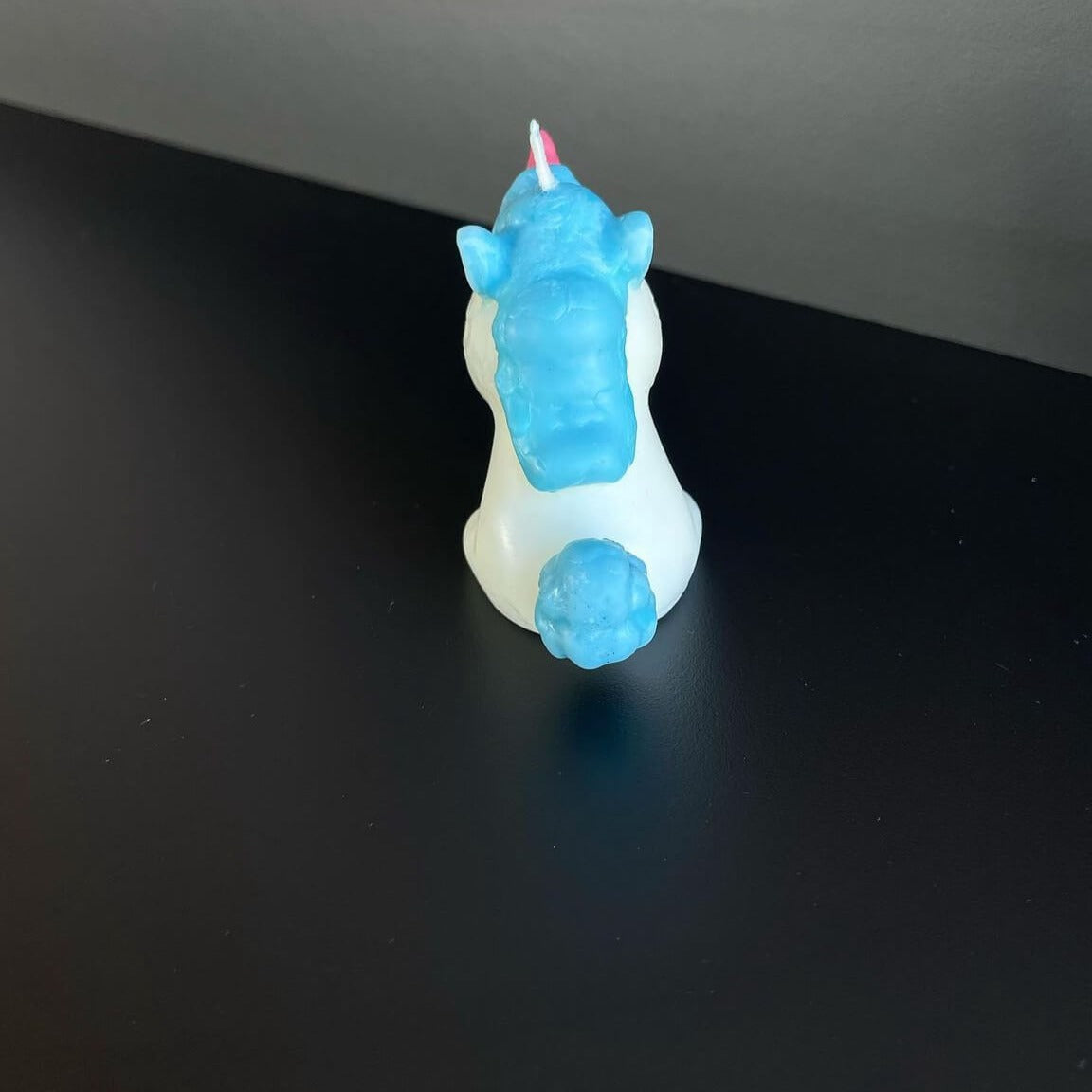 Die Celestial Unicorn Kerze ist das perfekte Geschenk. Egal ob Geburtstagsgeschenk, Weihnachtsgeschenk, Ostergeschenk oder Hochzeitsgeschenk, sie ist stilvoll und einzigartig. Aus nachhaltigem Sojawachs handgemacht. In Hellblau.