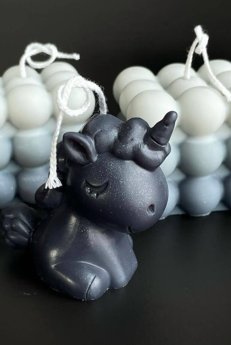 Die Celestial Unicorn Kerze ist das perfekte Geschenk. Egal ob Geburtstagsgeschenk, Weihnachtsgeschenk, Ostergeschenk oder Hochzeitsgeschenk, sie ist stilvoll und einzigartig. Aus nachhaltigem Sojawachs handgemacht. In der Farbe Schwarz.