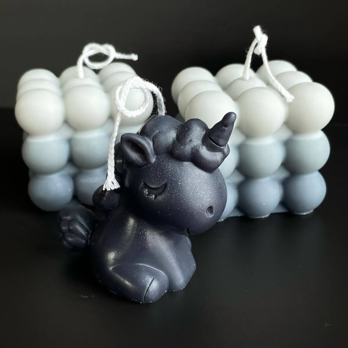 Die Celestial Unicorn Kerze ist das perfekte Geschenk. Egal ob Geburtstagsgeschenk, Weihnachtsgeschenk, Ostergeschenk oder Hochzeitsgeschenk, sie ist stilvoll und einzigartig. Aus nachhaltigem Sojawachs handgemacht. In der Farbe Schwarz.