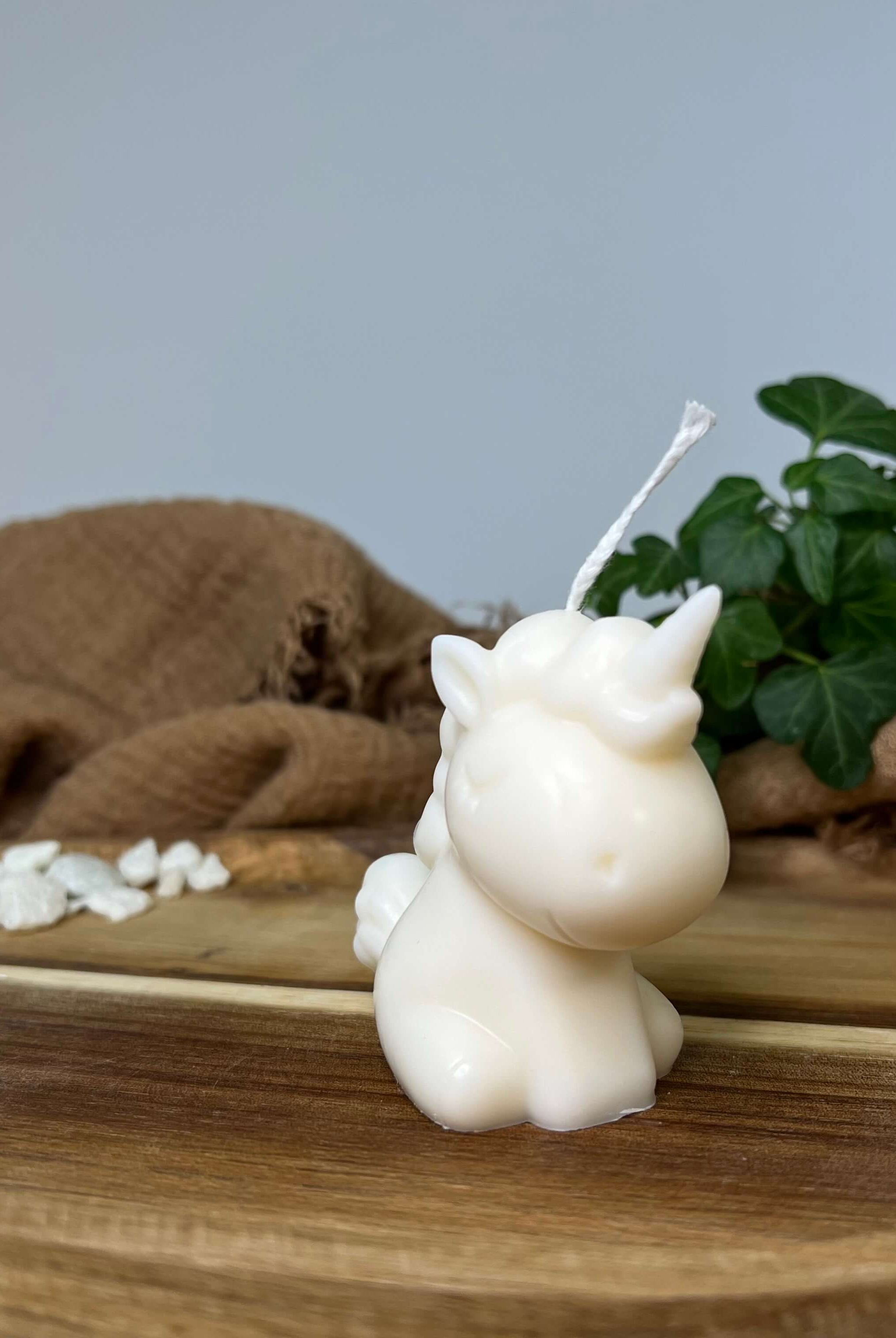 Unsere Celestial Unicorn Duftkerze ist in mehreren Düften erhältlich. Die Düfte haben einen angenehmen und beruhigenden Geruch. Perfekt für entspannte und gemütliche Abende. In Weiß.