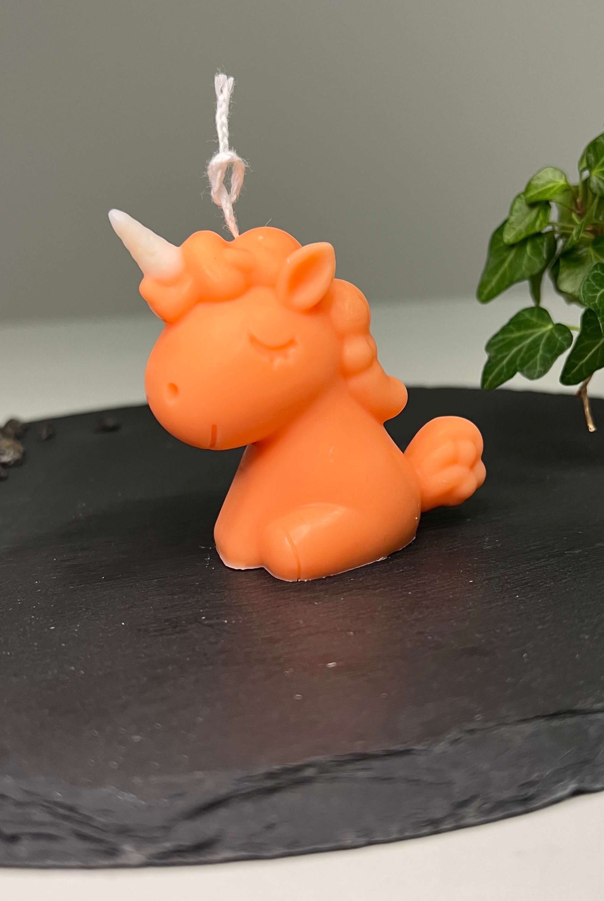 Die Celestial Unicorn Kerze ist das perfekte Geschenk. Egal ob Geburtstagsgeschenk, Weihnachtsgeschenk, Ostergeschenk oder Hochzeitsgeschenk, sie ist stilvoll und einzigartig. Aus nachhaltigem Sojawachs handgemacht.