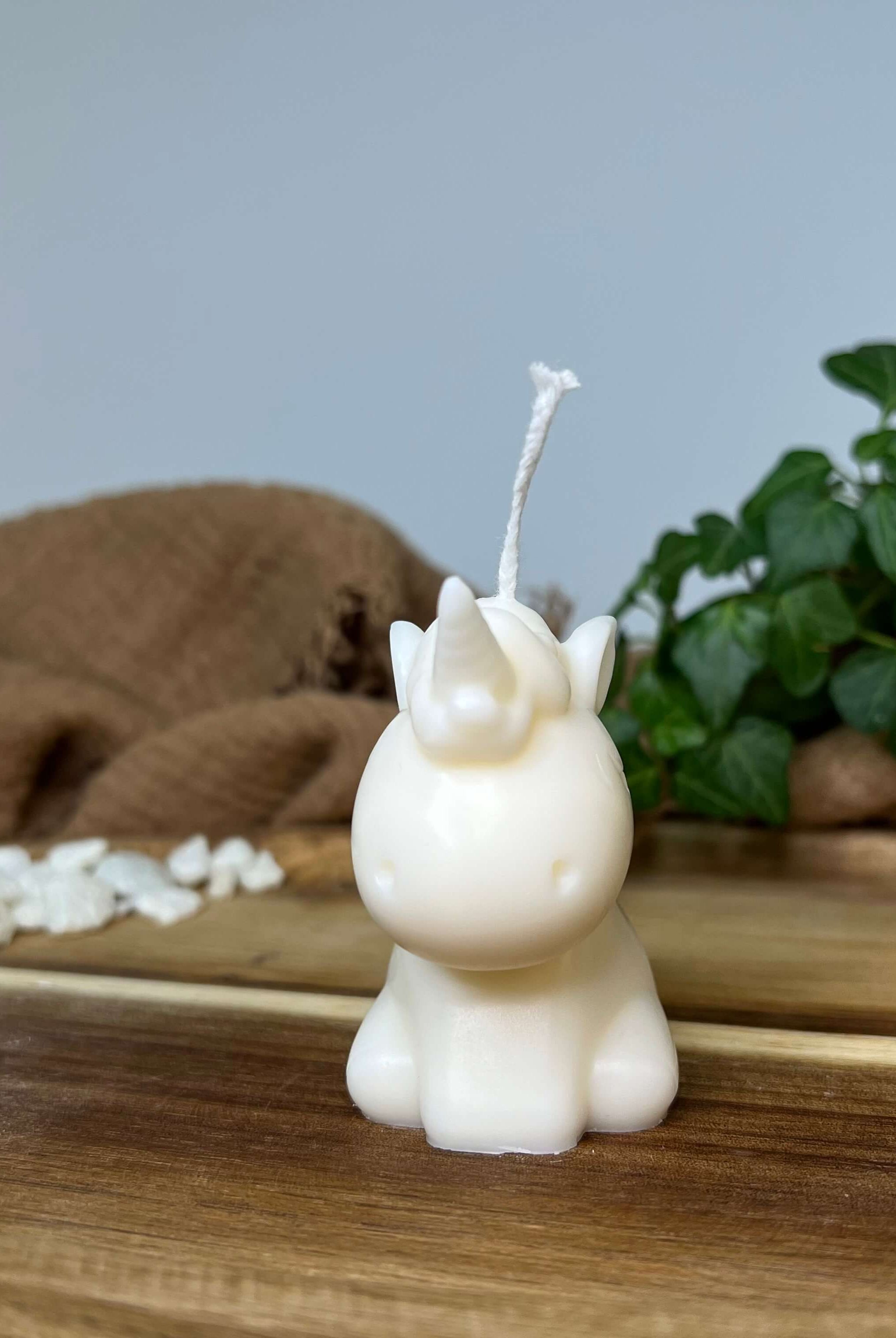 Die Celestial Unicorn Kerze ist das perfekte Geschenk. Egal ob Geburtstagsgeschenk, Weihnachtsgeschenk, Ostergeschenk oder Hochzeitsgeschenk, sie ist stilvoll und einzigartig. Aus nachhaltigem Sojawachs handgemacht. In der Farbe Weiß.