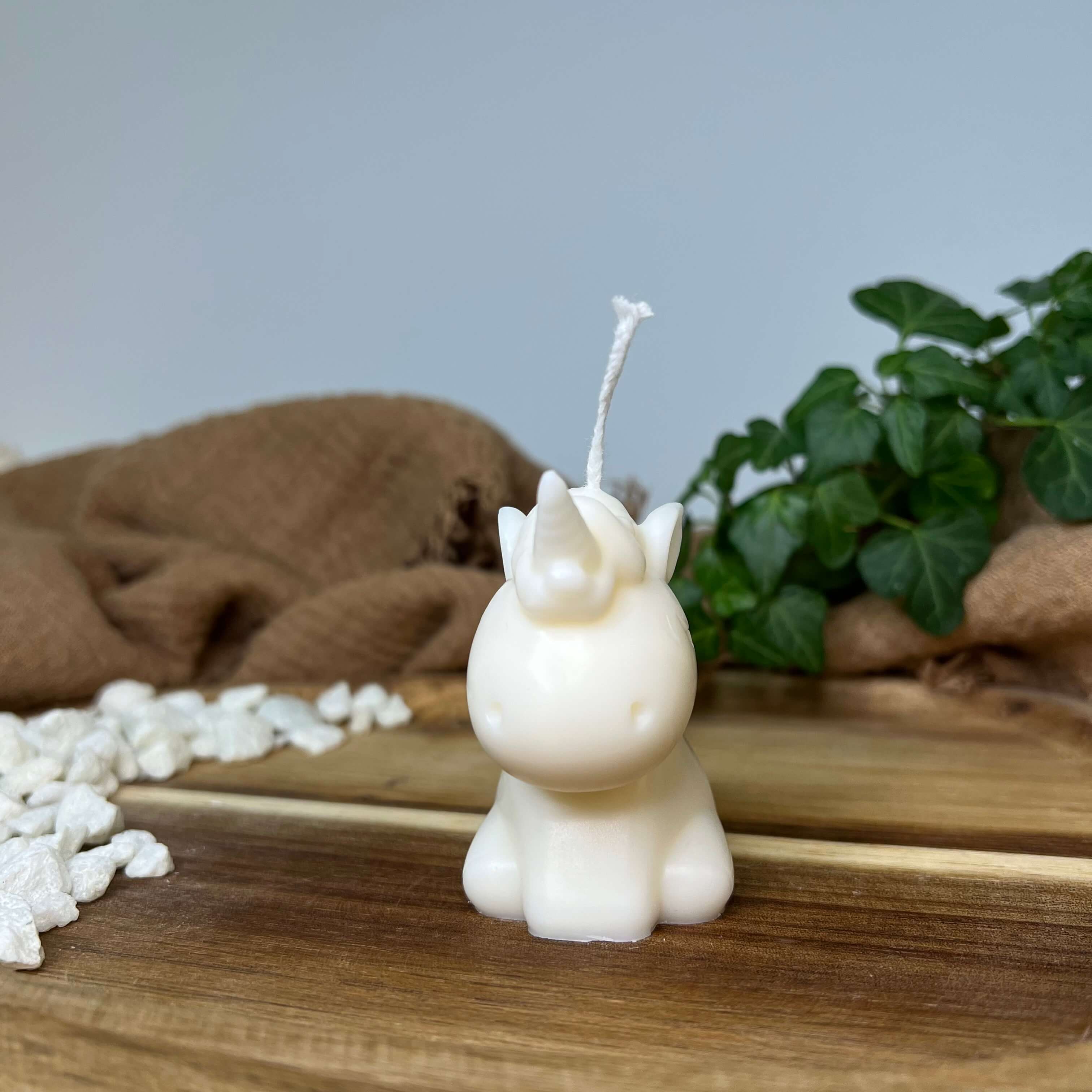 Die Celestial Unicorn Kerze ist das perfekte Geschenk. Egal ob Geburtstagsgeschenk, Weihnachtsgeschenk, Ostergeschenk oder Hochzeitsgeschenk, sie ist stilvoll und einzigartig. Aus nachhaltigem Sojawachs handgemacht. In der Farbe Weiß.