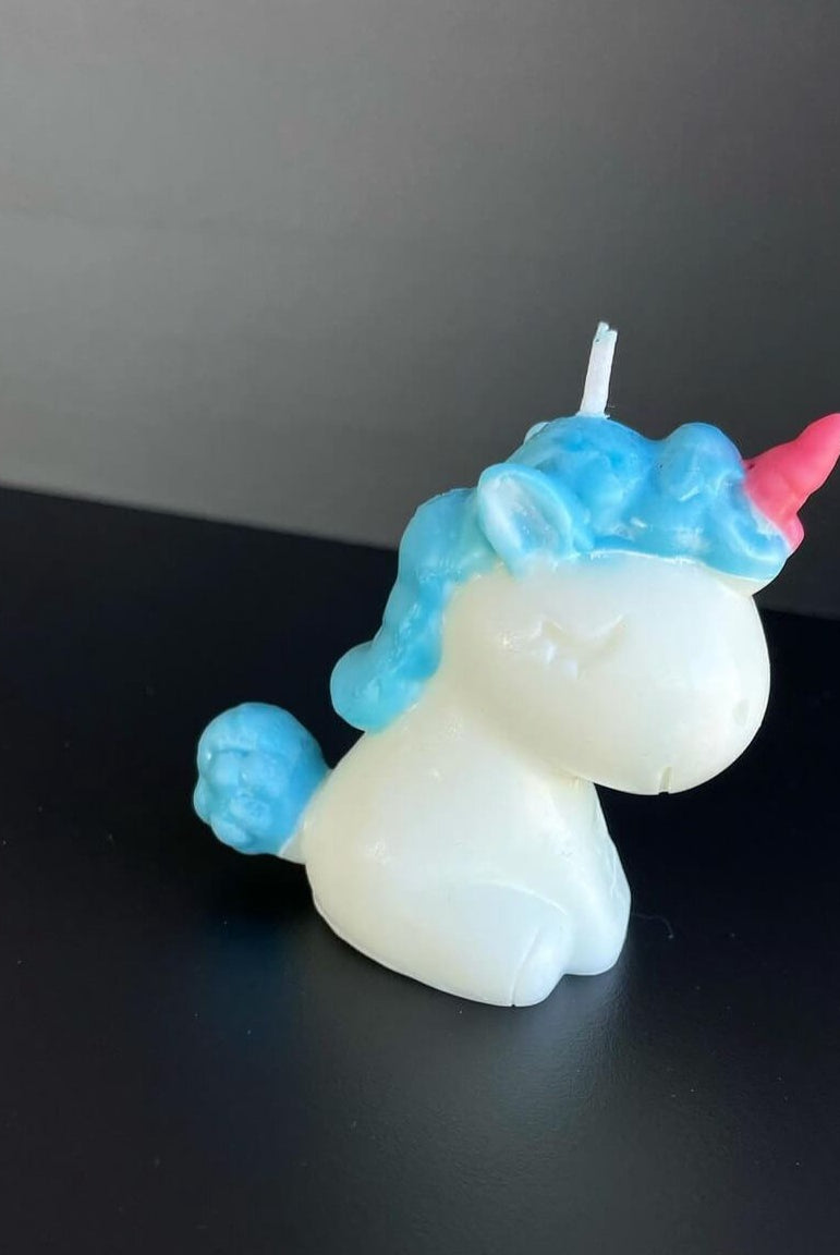 Auf diesem Bild sieht man unsere Celestial Unicorn Kerze. Sie ist handgemacht aus hochwertigem Sojawachs. Zudem ist sie Bio, vegan, nachhaltig und umweltfreundlich. In der Farbe Hellblau.