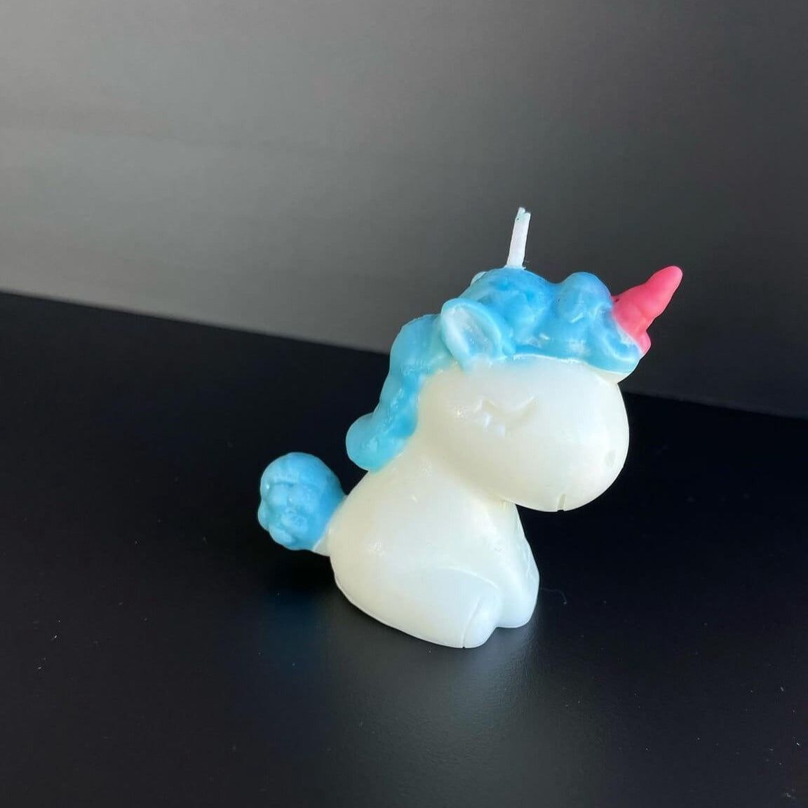 Auf diesem Bild sieht man unsere Celestial Unicorn Kerze. Sie ist handgemacht aus hochwertigem Sojawachs. Zudem ist sie Bio, vegan, nachhaltig und umweltfreundlich. In der Farbe Hellblau.