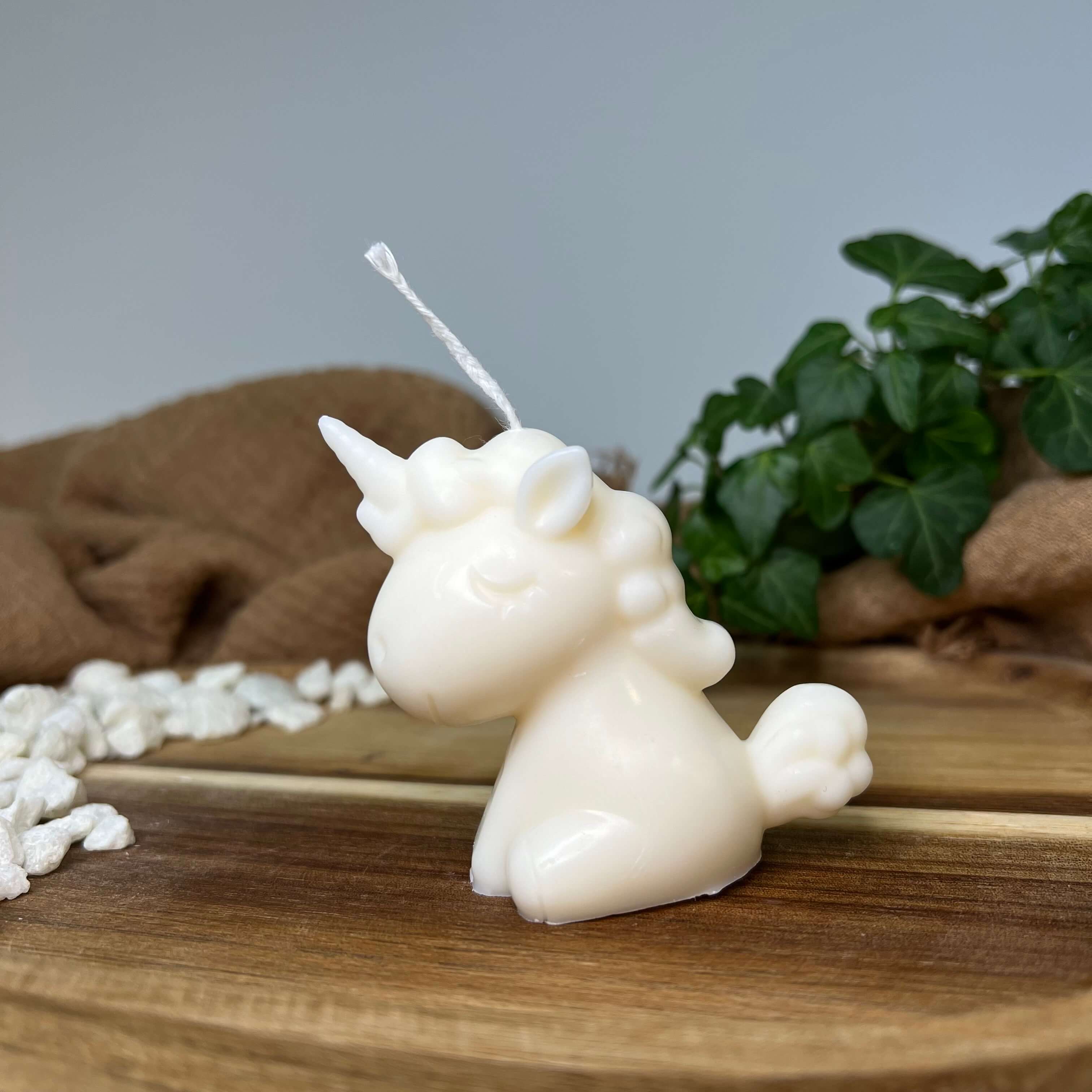Celestial Unicorn Kerze. Diese Einhorn Kerze ist aus hochwertigem Sojawachs hergestellt. Die perfekte Deko für jedes Zuhause. In Weiß.