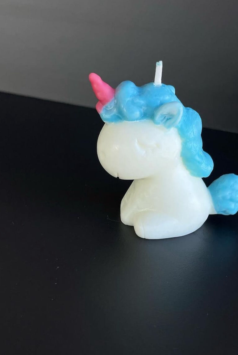 Hier sieht man unsere Celestial Unicorn Kerze. Sie ist perfekt als Dekoration geeignet mit ihrem Einhorn Design. Sie sieht elegant und ästhetisch aus. Handgefertigt aus Sojawachs. In Hellblau.
