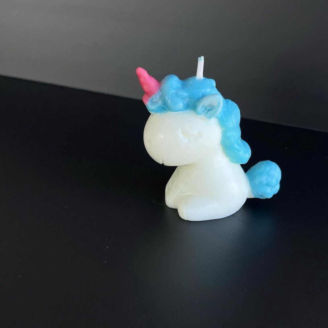 Hier sieht man unsere Celestial Unicorn Kerze. Sie ist perfekt als Dekoration geeignet mit ihrem Einhorn Design. Sie sieht elegant und ästhetisch aus. Handgefertigt aus Sojawachs. In Hellblau.