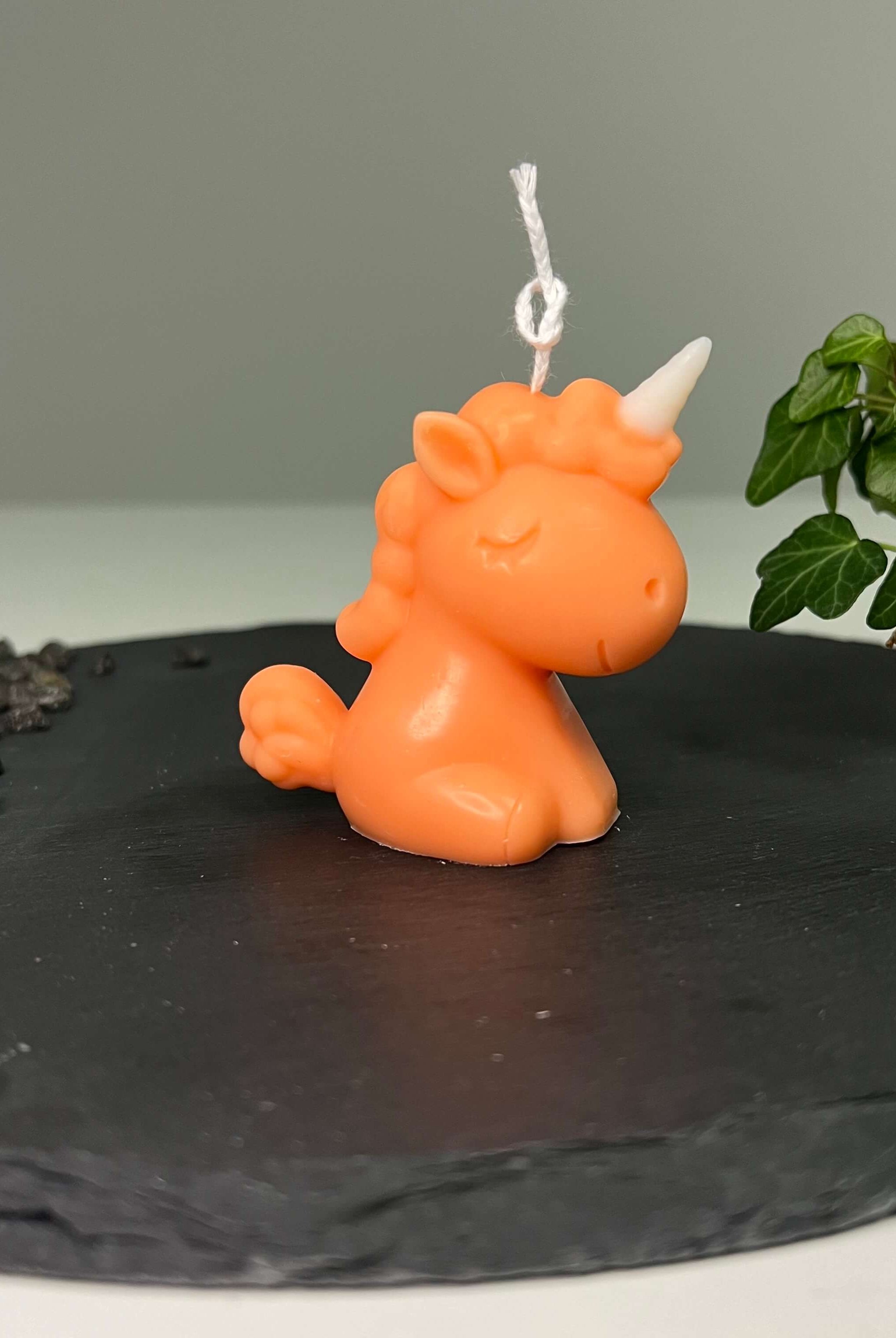 Hier sieht man unsere Celestial Unicorn Kerze. Sie ist perfekt als Dekoration geeignet mit ihrem Einhorn Design. Sie sieht elegant und ästhetisch aus. Handgefertigt aus Sojawachs.