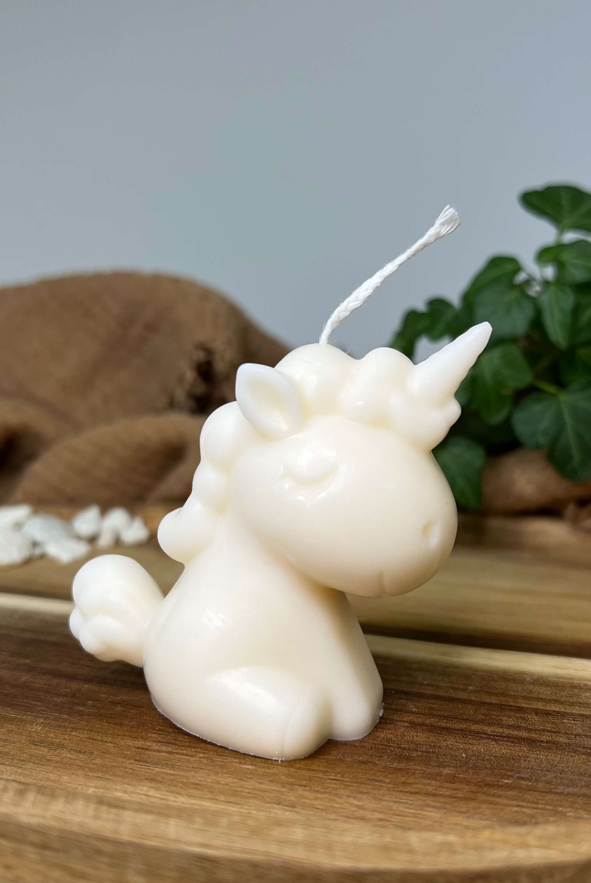 Hier sieht man unsere Celestial Unicorn Kerze. Sie ist perfekt als Dekoration geeignet mit ihrem Einhorn Design. Sie sieht elegant und ästhetisch aus. Handgefertigt aus Sojawachs. In der Farbe Weiß.