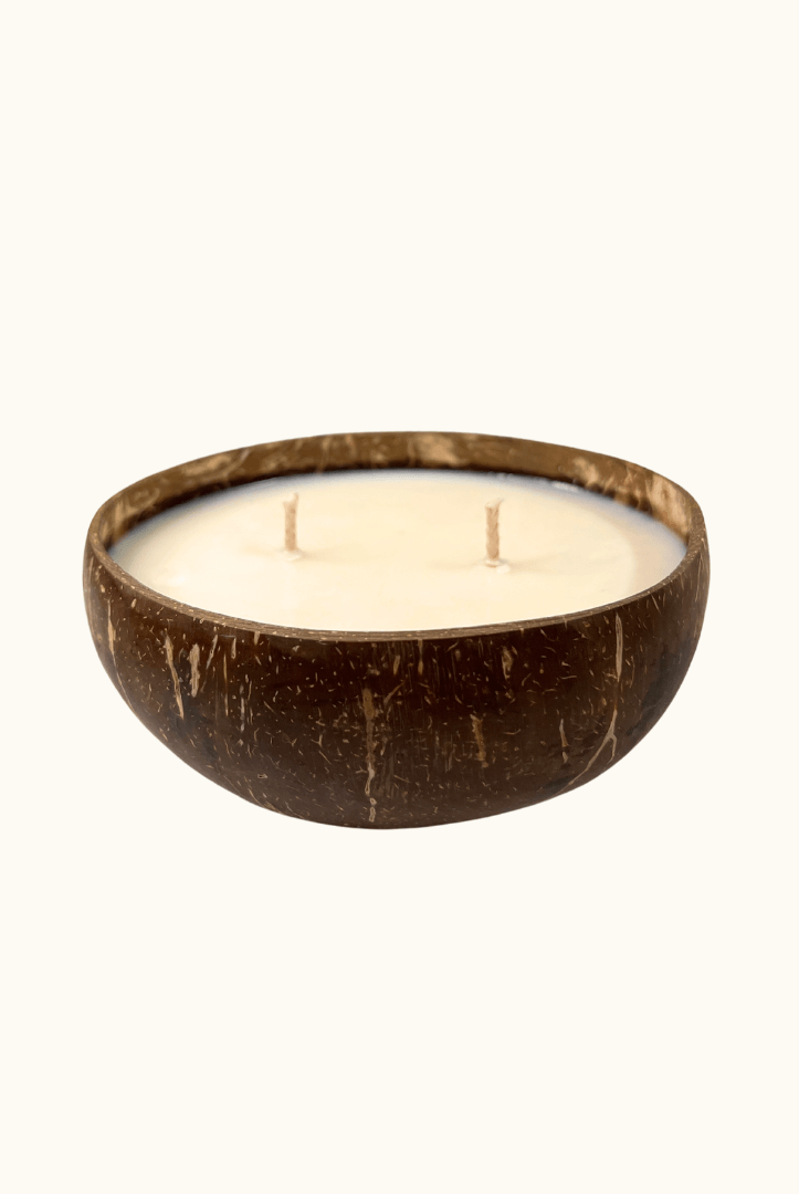 Auf diesem Bild sieht man unsere Coconut Dream Kerze. Sie ist handgemacht aus Bio Sojawachs. Außerdem ist sie nachhaltig, vegan und umweltfreundlich.