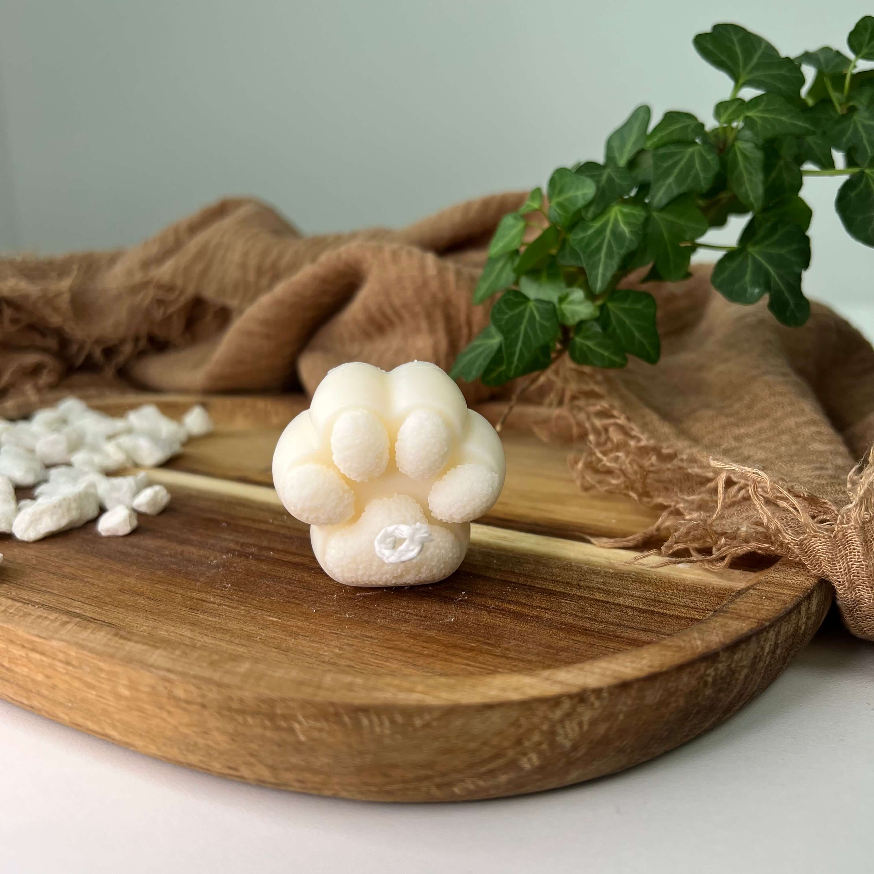 Die Cozy Claw Candle ist eine Kerze in Pfotenform. Sie kann man als Weihnachtskerze und Osterkerze benutzen.