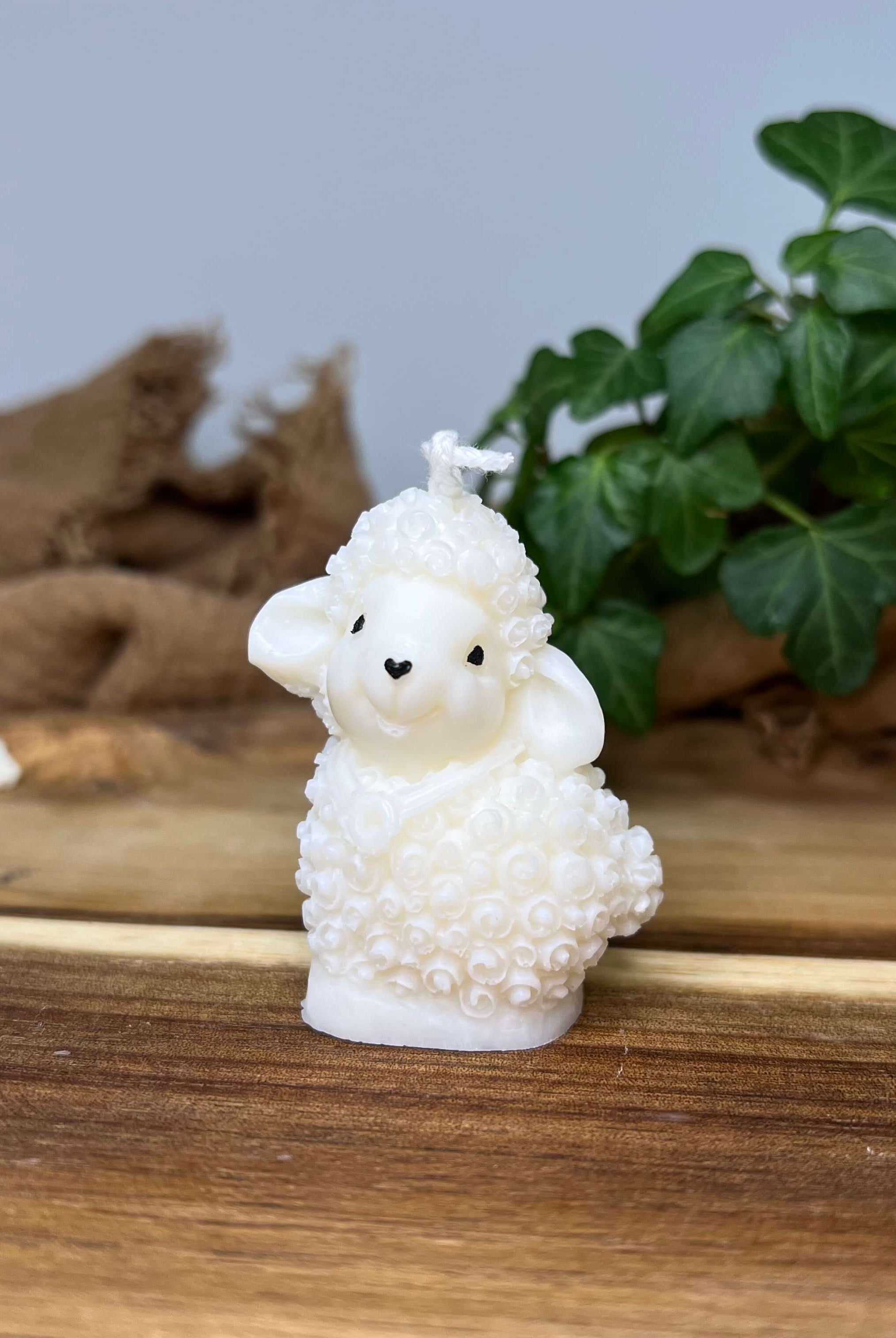 Zusehen ist die Cozy Lamb Light Kerze. Handgemacht aus Sojawachs. Sie ist perfekt als Dekoration geeignet. Das Design ist elegant und ästhetisch, sowie einzigartig und ein Unikat.