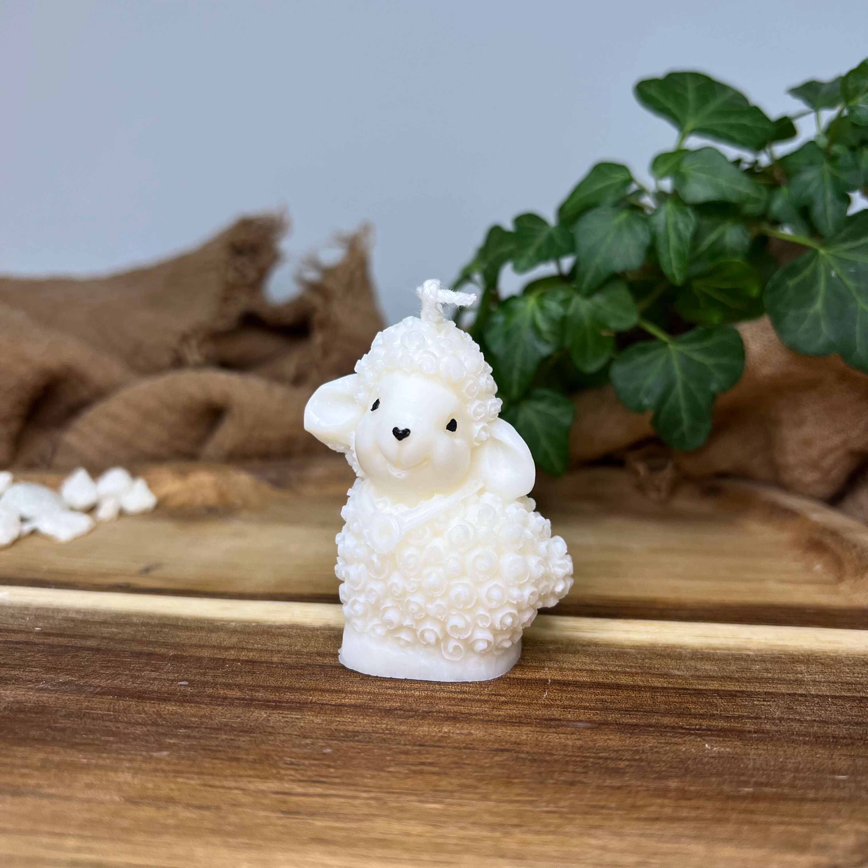 Zusehen ist die Cozy Lamb Light Kerze. Handgemacht aus Sojawachs. Sie ist perfekt als Dekoration geeignet. Das Design ist elegant und ästhetisch, sowie einzigartig und ein Unikat.