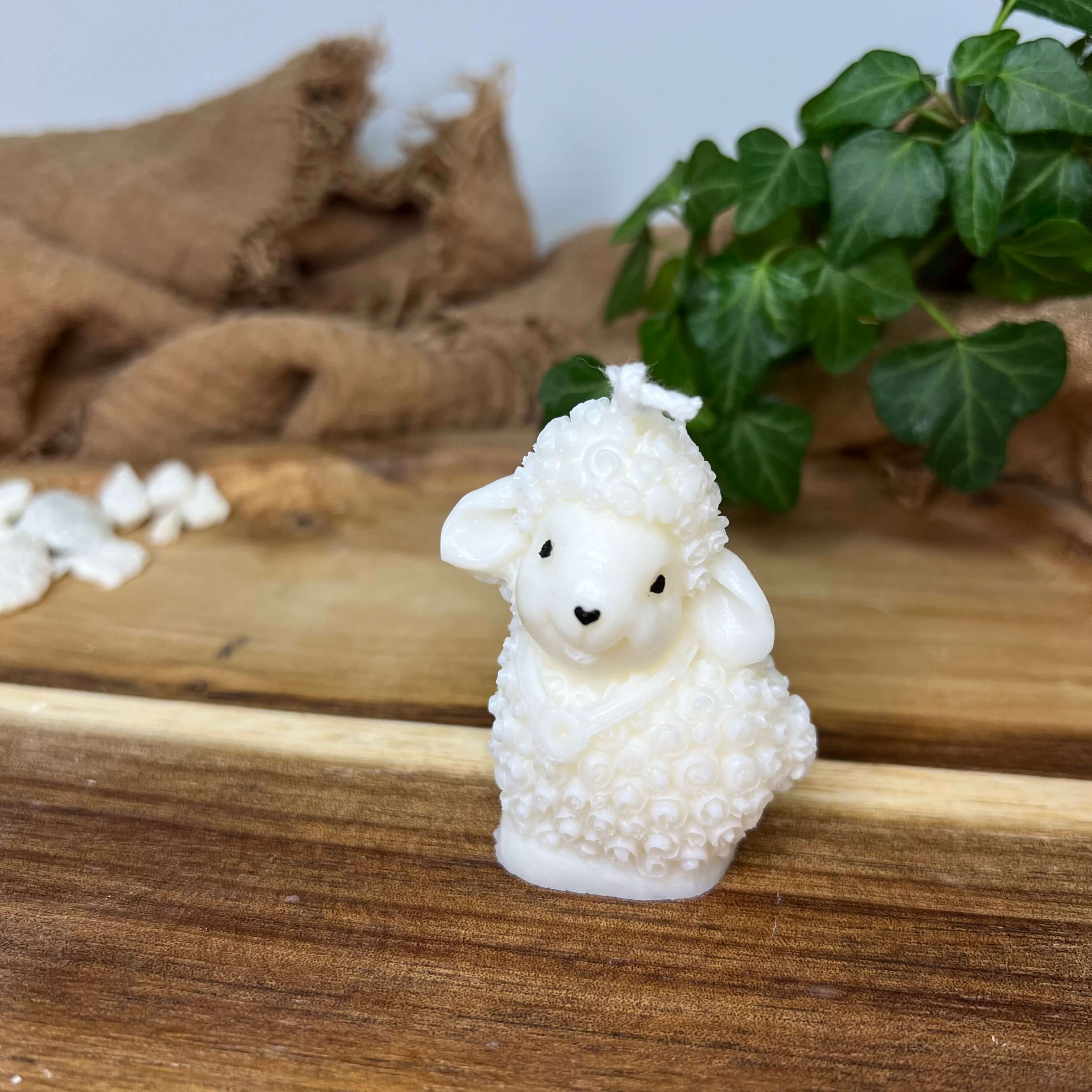 Die Cozy Lamb Light Kerze ist handgefertigt aus hochwertigem Sojawachs. Sie ist in verschiedenen Düften erhältlich. Der Geruch ist angenehm und entspannt. Perfekt für jedes Zuhause.