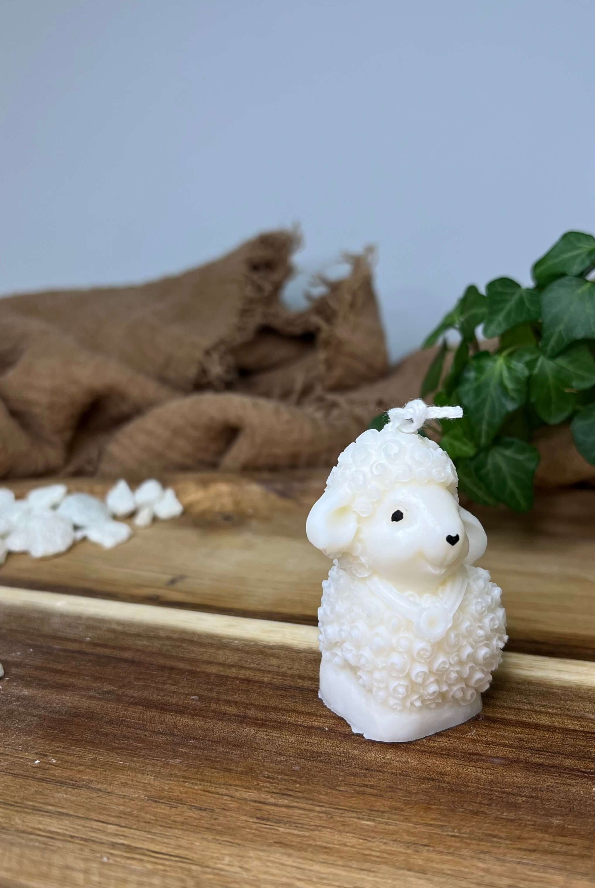 Man sieht hier die Cozy Lamb Light Kerze.