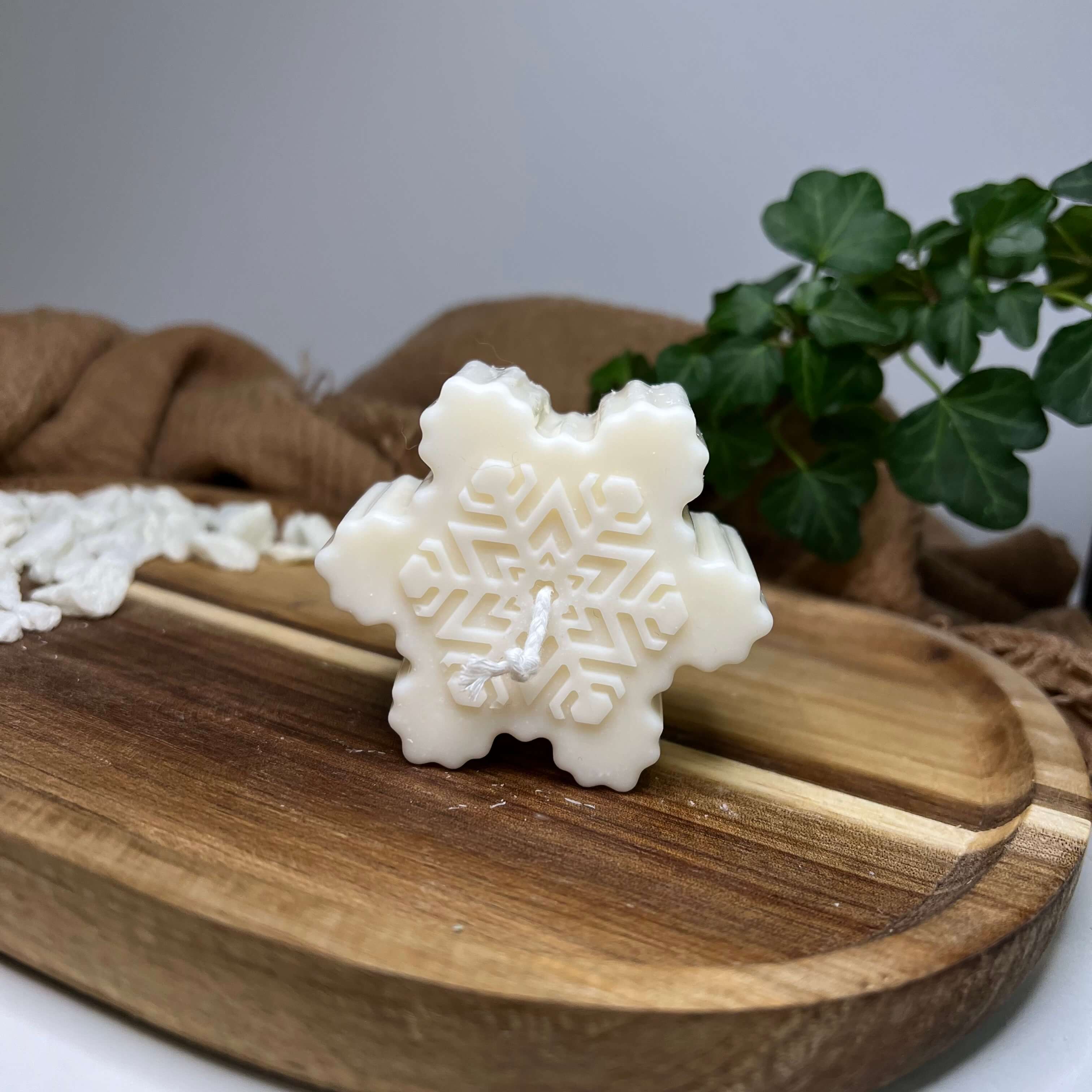 Hier sieht man unsere Crystal Snowfall Essence Duftkerze. Diese Kerze ist in verschiedenen Düften erhältlich. Die Düfte haben einen angenehmen und beruhigenden Geruch. Sie ist perfekt für entspannte und gemütliche Tage. Design 2.