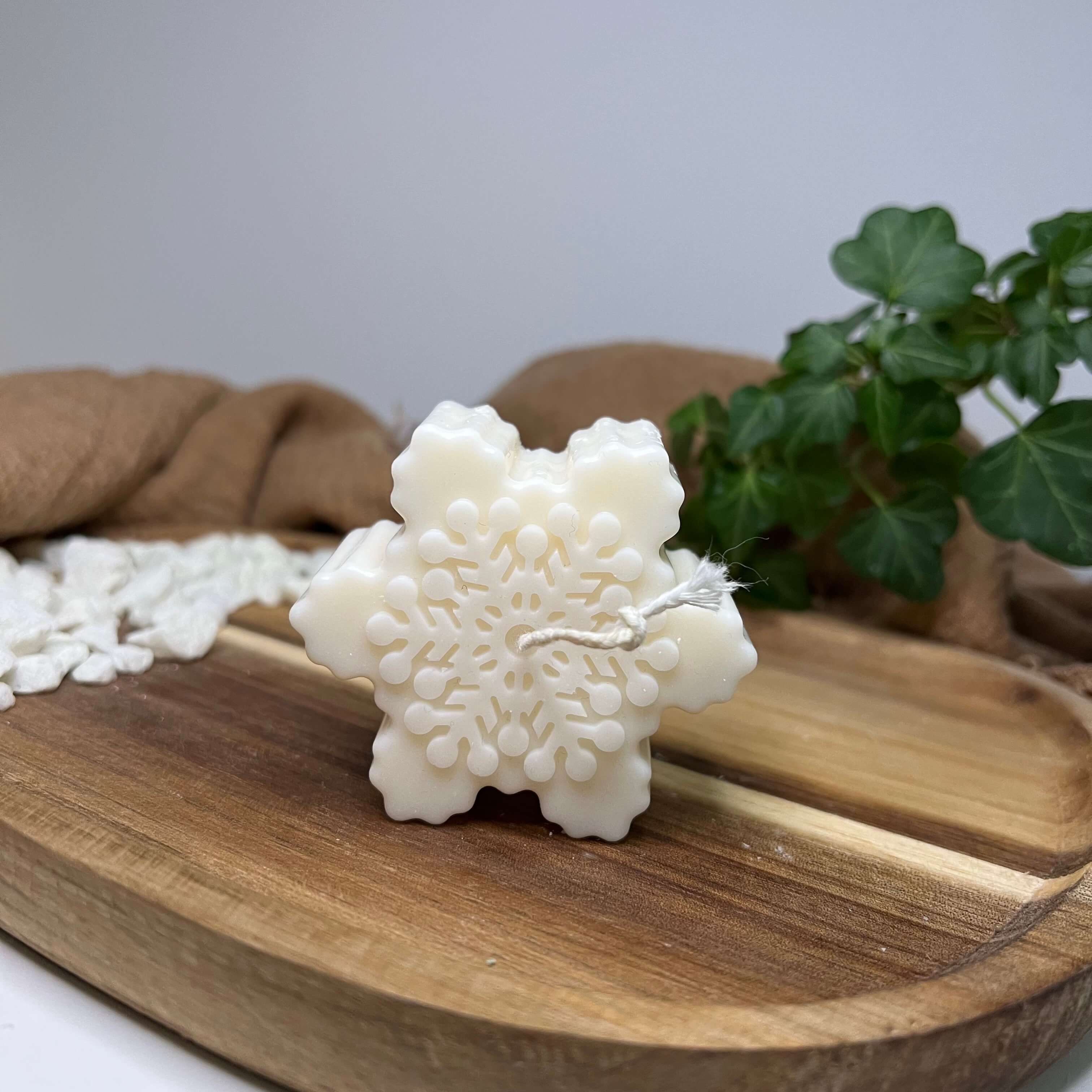 Hier sieht man unsere Crystal Snowfall Essence Duftkerze. Diese Kerze ist in verschiedenen Düften erhältlich. Die Düfte haben einen angenehmen und beruhigenden Geruch. Sie ist perfekt für entspannte und gemütliche Tage. Design 3.