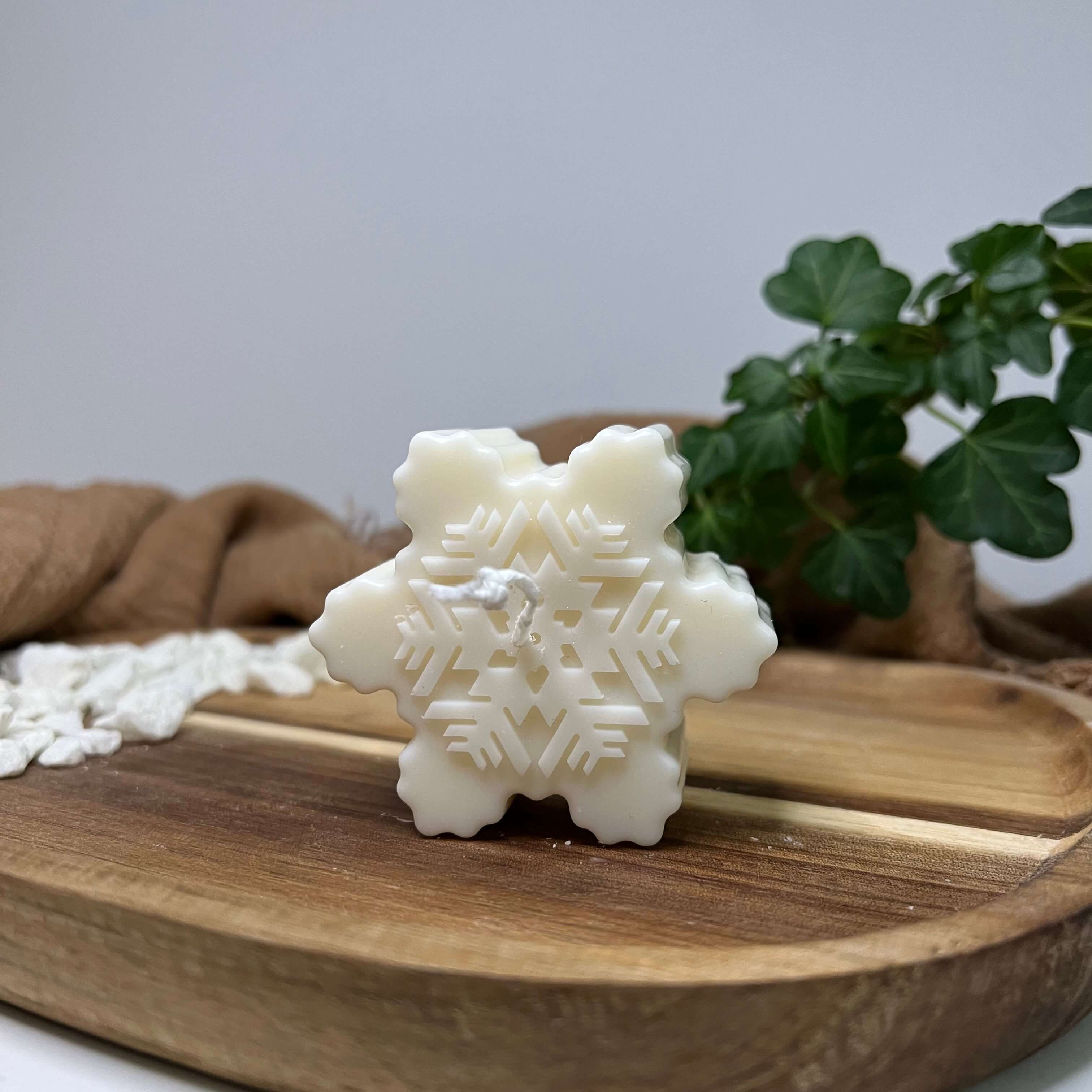 Hier sieht man unsere Crystal Snowfall Essence Duftkerze. Diese Kerze ist in verschiedenen Düften erhältlich. Die Düfte haben einen angenehmen und beruhigenden Geruch. Sie ist perfekt für entspannte und gemütliche Tage. Design 4.