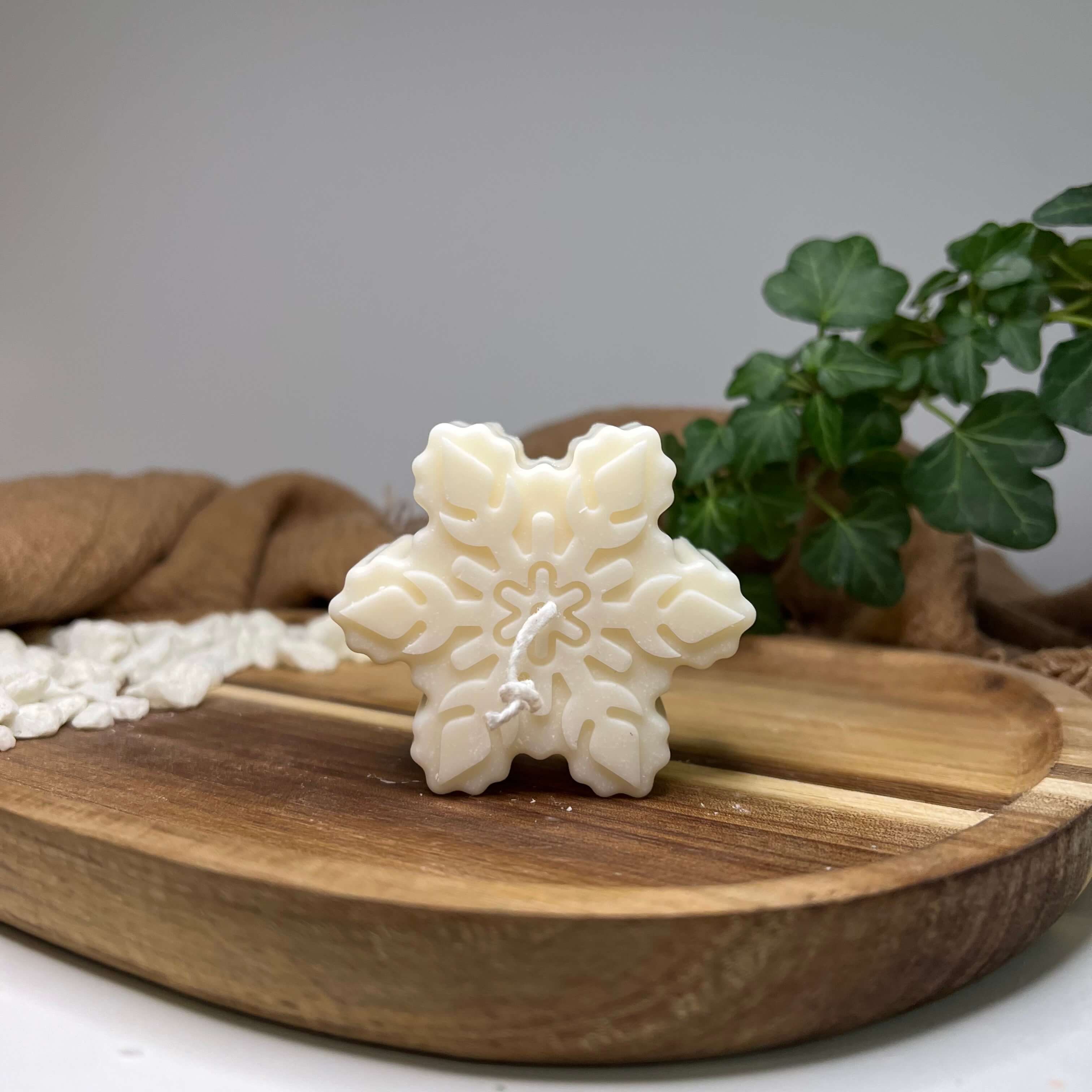 Hier sieht man unsere Crystal Snowfall Essence Duftkerze. Diese Kerze ist in verschiedenen Düften erhältlich. Die Düfte haben einen angenehmen und beruhigenden Geruch. Sie ist perfekt für entspannte und gemütliche Tage. Design 5.