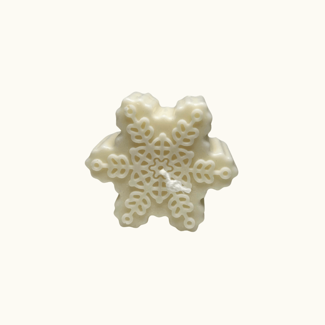 Auf diesem Bild sieht man unsere Crystal Snowfall Essence Kerze. Sie hat ein Schneeflocken Design und ist perfekt als Dekoration geeignet. Sie sieht elegant und ästhetisch aus.