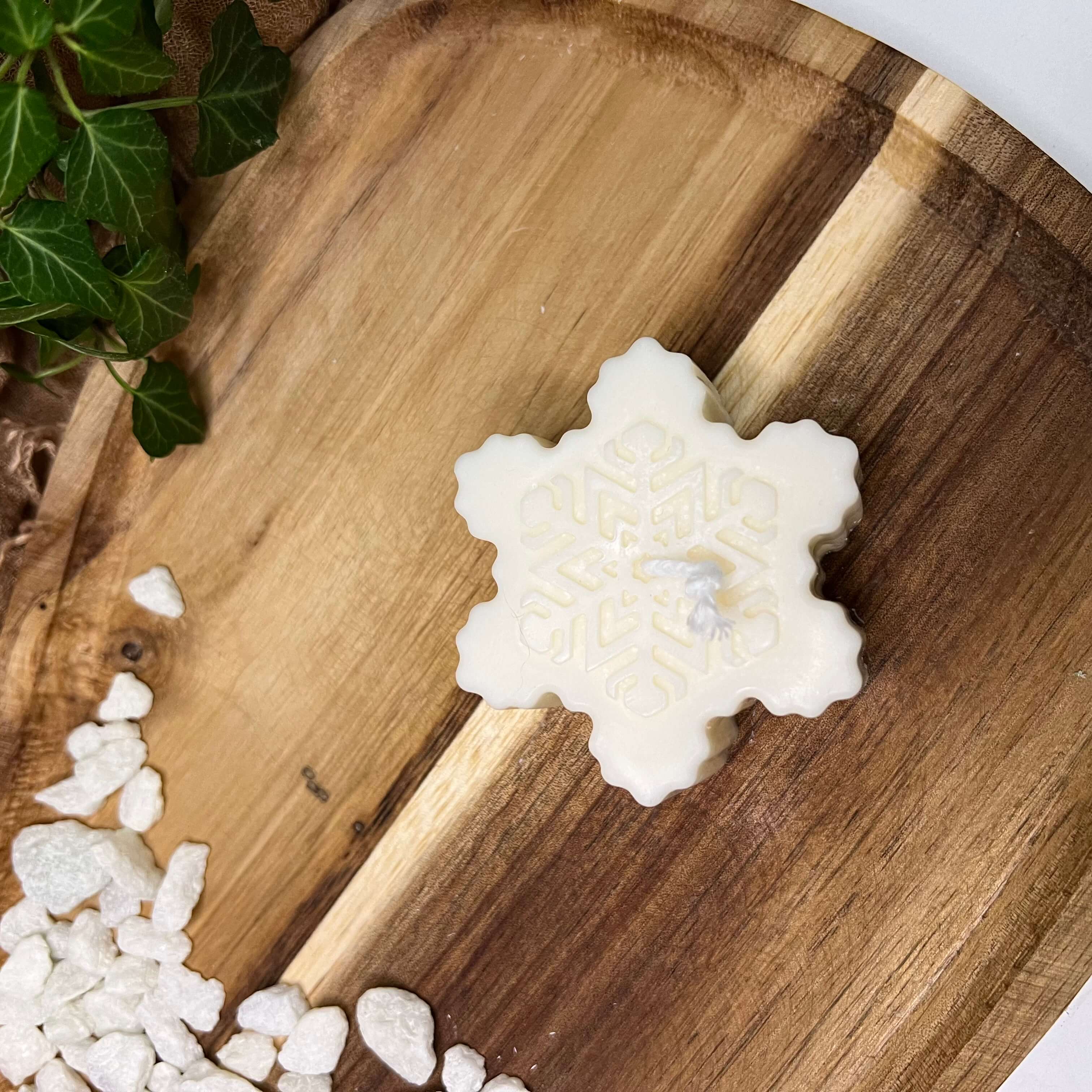 Unsere Crystal Snowfall Essence Weihnachtskerze. Sie ist das perfekte Weihnachtsgeschenk und Gastgeschenk. Das Schneeflocken Design macht sie einzigartig und stilvoll. Ein wahres Unikat, gefertigt aus Hand aus Sojawachs. Design 2.