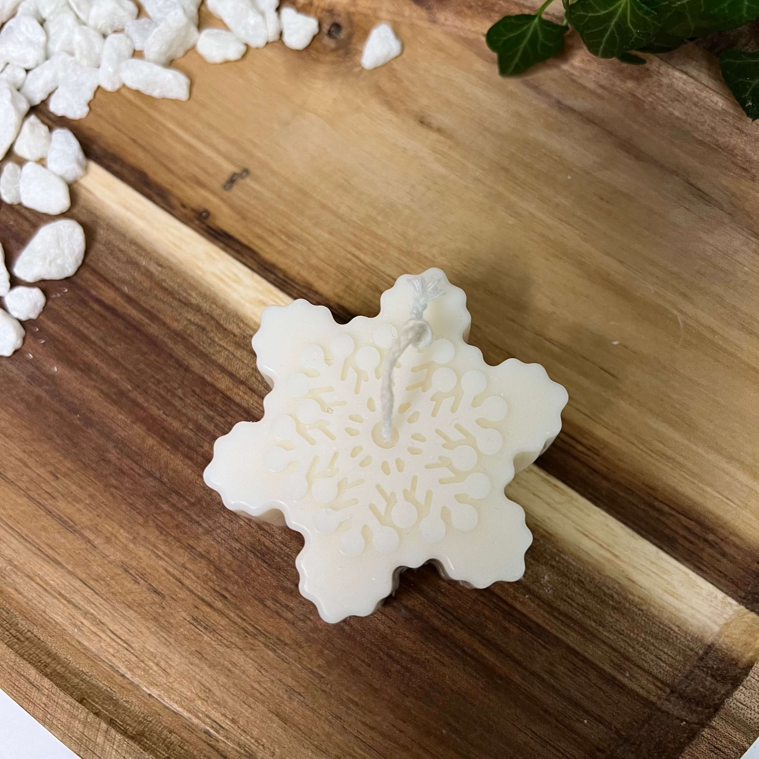 Unsere Crystal Snowfall Essence Weihnachtskerze. Sie ist das perfekte Weihnachtsgeschenk und Gastgeschenk. Das Schneeflocken Design macht sie einzigartig und stilvoll. Ein wahres Unikat, gefertigt aus Hand aus Sojawachs. Design 3.