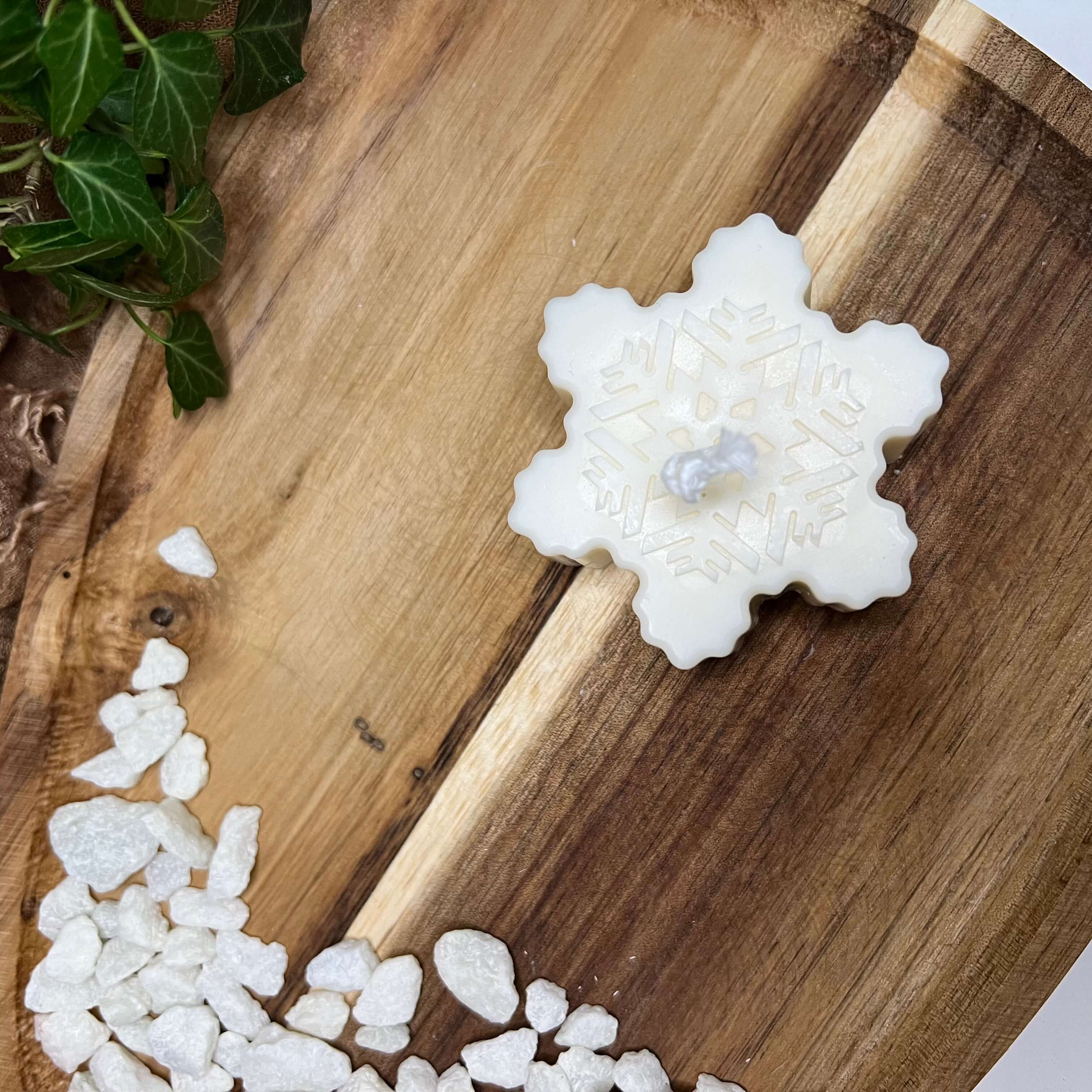 Unsere Crystal Snowfall Essence Weihnachtskerze. Sie ist das perfekte Weihnachtsgeschenk und Gastgeschenk. Das Schneeflocken Design macht sie einzigartig und stilvoll. Ein wahres Unikat, gefertigt aus Hand aus Sojawachs. Design 4.