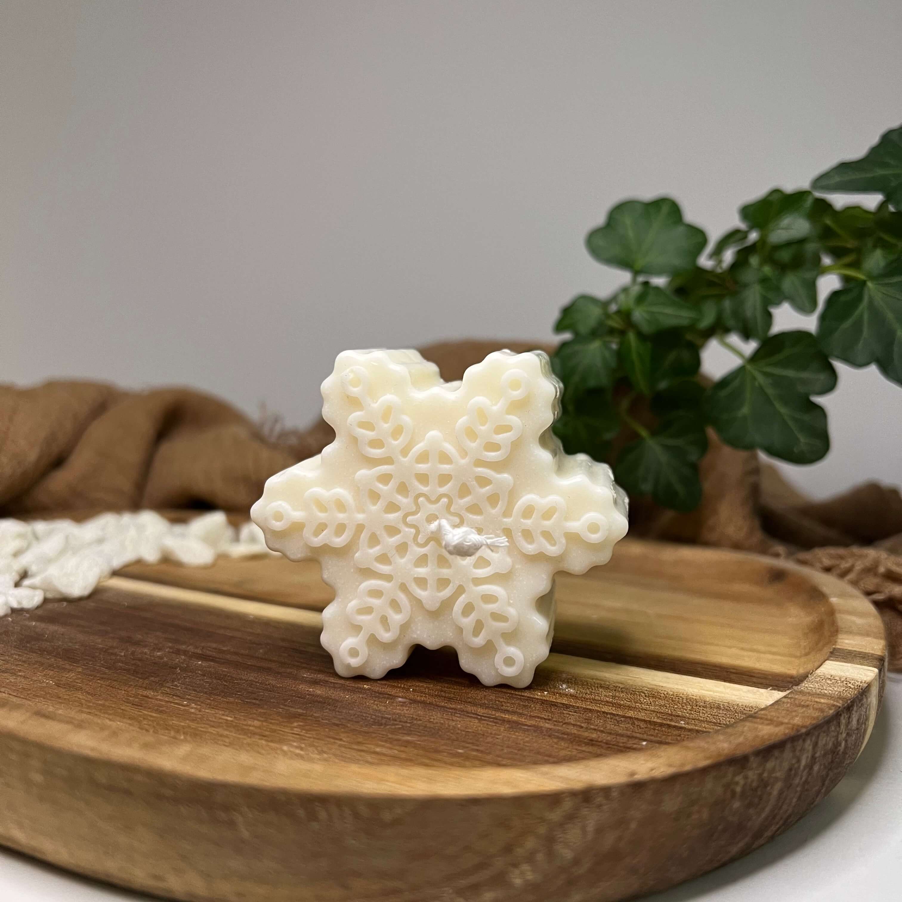 Hier sieht man unsere Crystal Snowfall Essence Duftkerze. Diese Kerze ist in verschiedenen Düften erhältlich. Die Düfte haben einen angenehmen und beruhigenden Geruch. Sie ist perfekt für entspannte und gemütliche Tage.