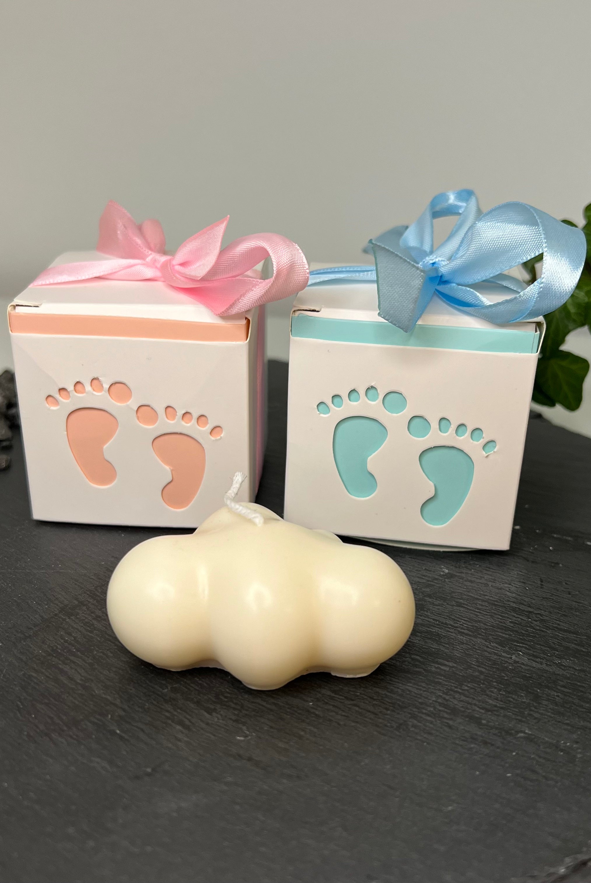 Hier sieht man unsere Dreamy Cloud Glow Gastgeschenk Kerze. Sie hat ein Wolken Design und sieht elegant und ästhetisch aus. Sie ist perfekt geeignet als Dekoration für jedes Zuhause.