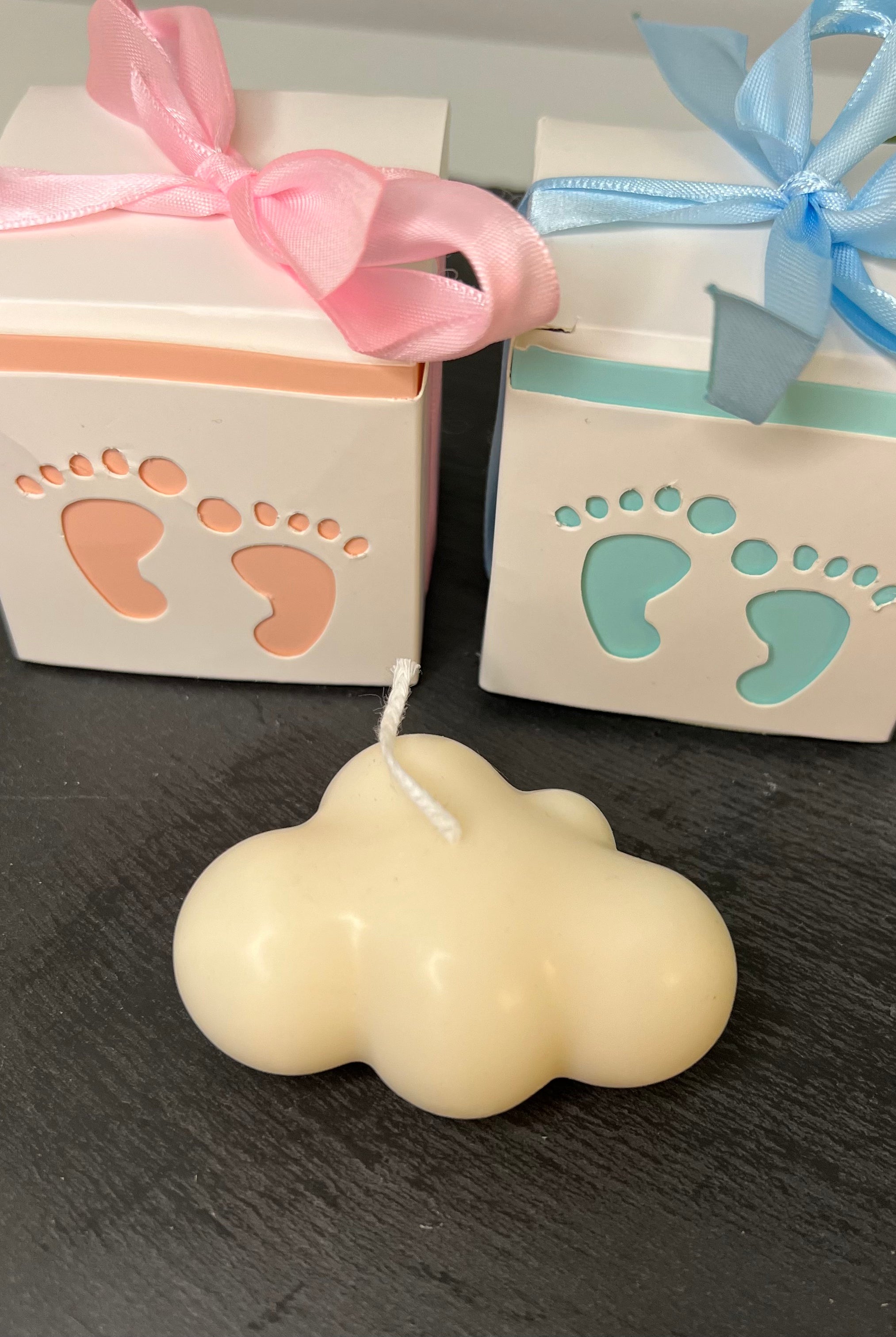 Die Dreamy Cloud Glow Gastgeschenk Kerze hergestellt mit Handarbeit aus hochwertigem Bio Sojawachs. Diese einzigartige Kerze ist ein Unikat und mit verschiedenen Düften erhältlich. Perfekt für angenehme und entspannte Tage.