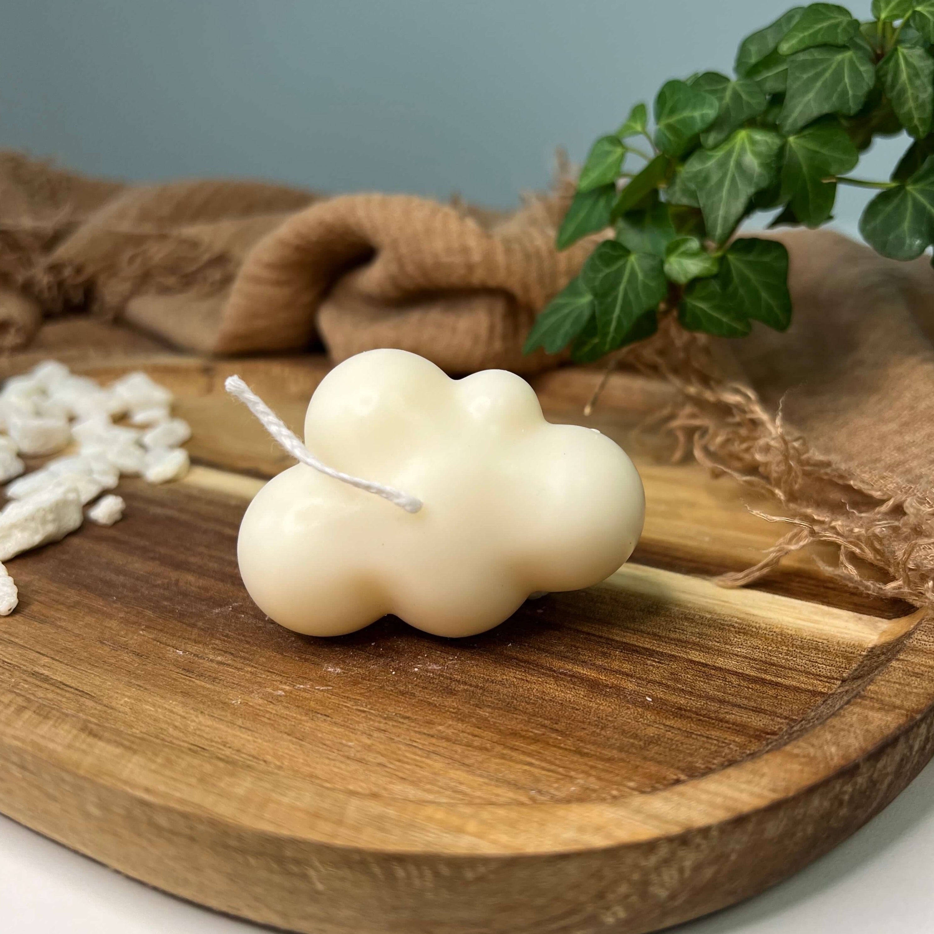 Die Dreamy Cloud Glow Kerze hergestellt mit Handarbeit aus hochwertigem Bio Sojawachs. Diese einzigartige Kerze ist ein Unikat und mit verschiedenen Düften erhältlich. Perfekt für angenehme und entspannte Tage.