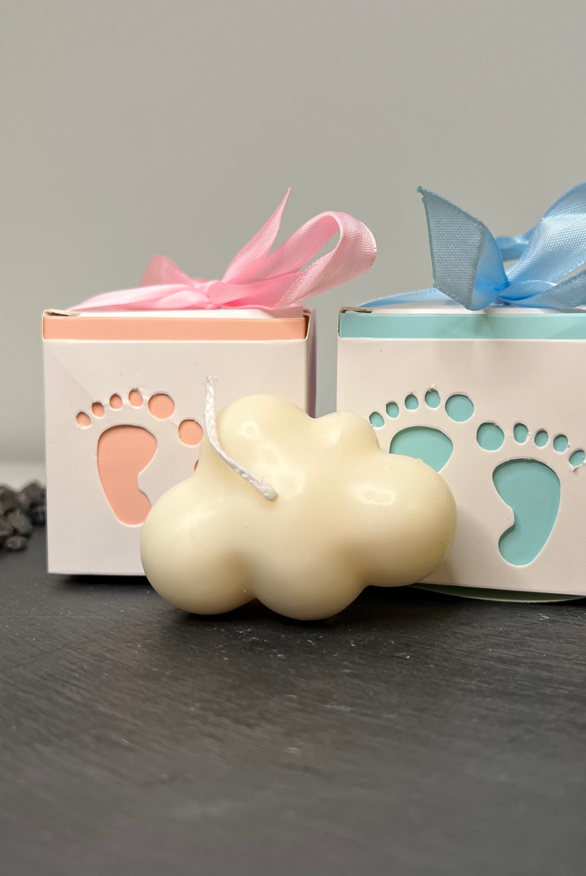 Unsere Dreamy Cloud Glow Gastgeschenk Kerze ist perfekt geeignet als Geburtstagsgeschenk. Auch als Geschenk für besondere Anlässe wie Weihnachen, Ostern, Verlobungen und Hochzeiten ist diese Wolken Kerze ideal. Mit ihrem stilvollen Design zieht sie jeden Blick auf sich.