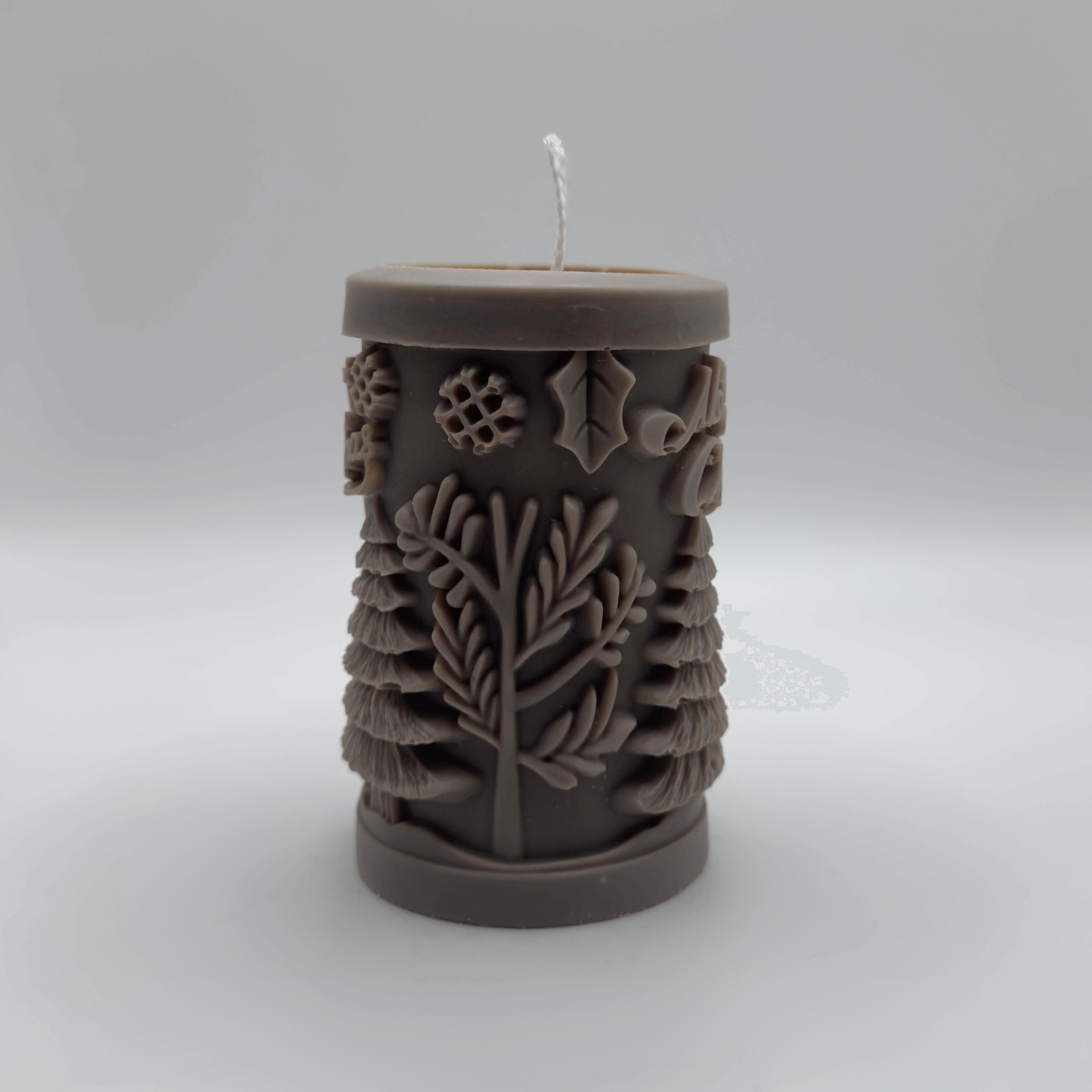 Die handgefertigte “Evergreen Cheer” Kerze in Dunkelbraun überzeugt mit ihrem eleganten Baumstamm-Design, festlichen Motiven und umweltfreundlichem Sojawachs – ein echter Hingucker für die Weihnachtszeit.