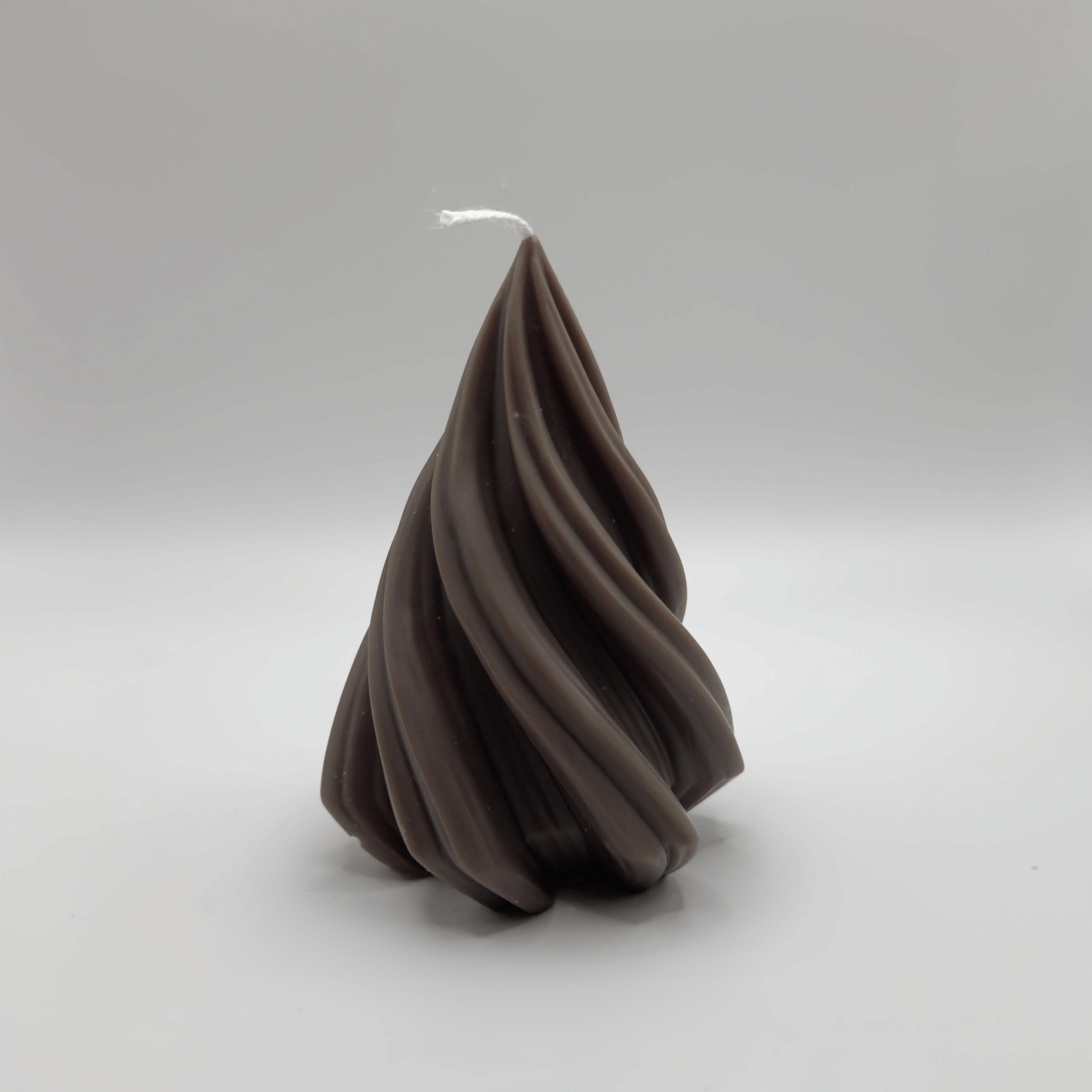 Die “Spiral Pine Tree” Kerze in Dunkelbraun verbindet modernes Tannendesign mit festlicher Eleganz. Handgefertigt aus natürlichem Sojawachs und umweltfreundlich.