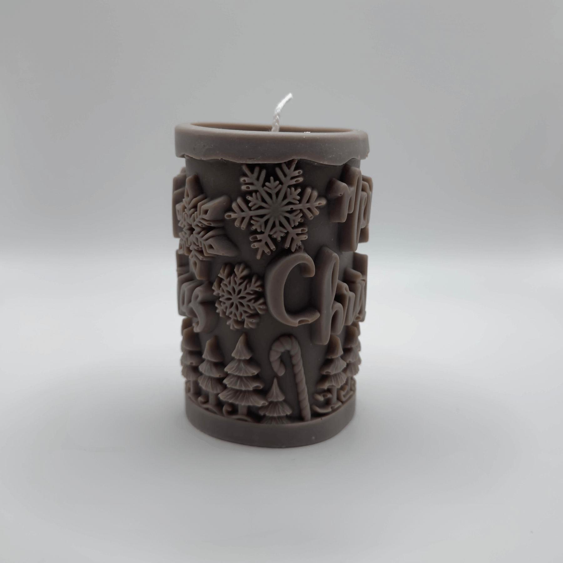 Die “Winter Forest” Kerze in Dunkelbraun überzeugt mit einem eleganten Baumstamm-Design, einem “Merry Christmas”-Schriftzug und filigranen Details. Handgefertigt aus umweltfreundlichem Sojawachs.