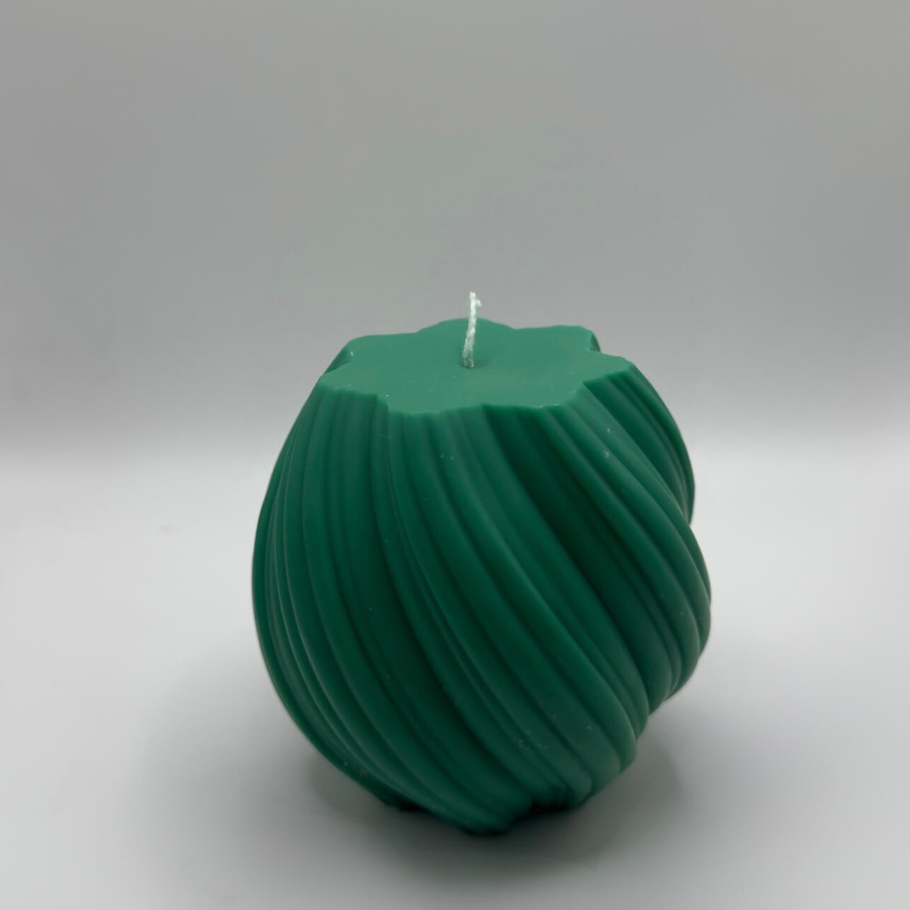 Die „Spiral Glow“ Kerze in Dunkelgrün, gefertigt aus umweltfreundlichem Sojawachs, kombiniert einzigartiges Twist-Design mit einem beruhigenden Licht für besondere Wohlfühlmomente.