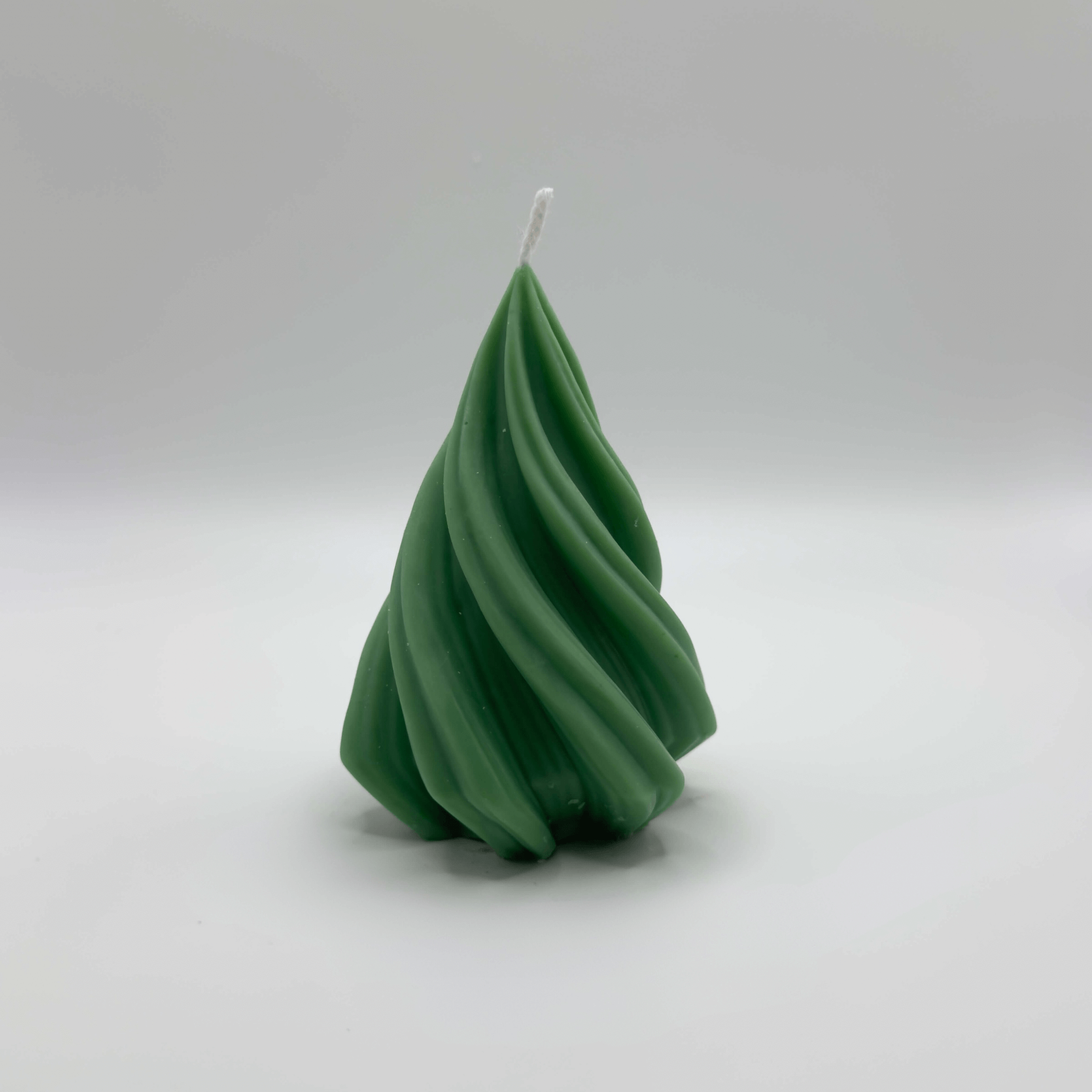 Die “Spiral Pine Tree” Kerze in Dunkelgrün bringt mit ihrem spiralförmigen Design und natürlichem Sojawachs eine festliche und nachhaltige Atmosphäre in dein Zuhause.
