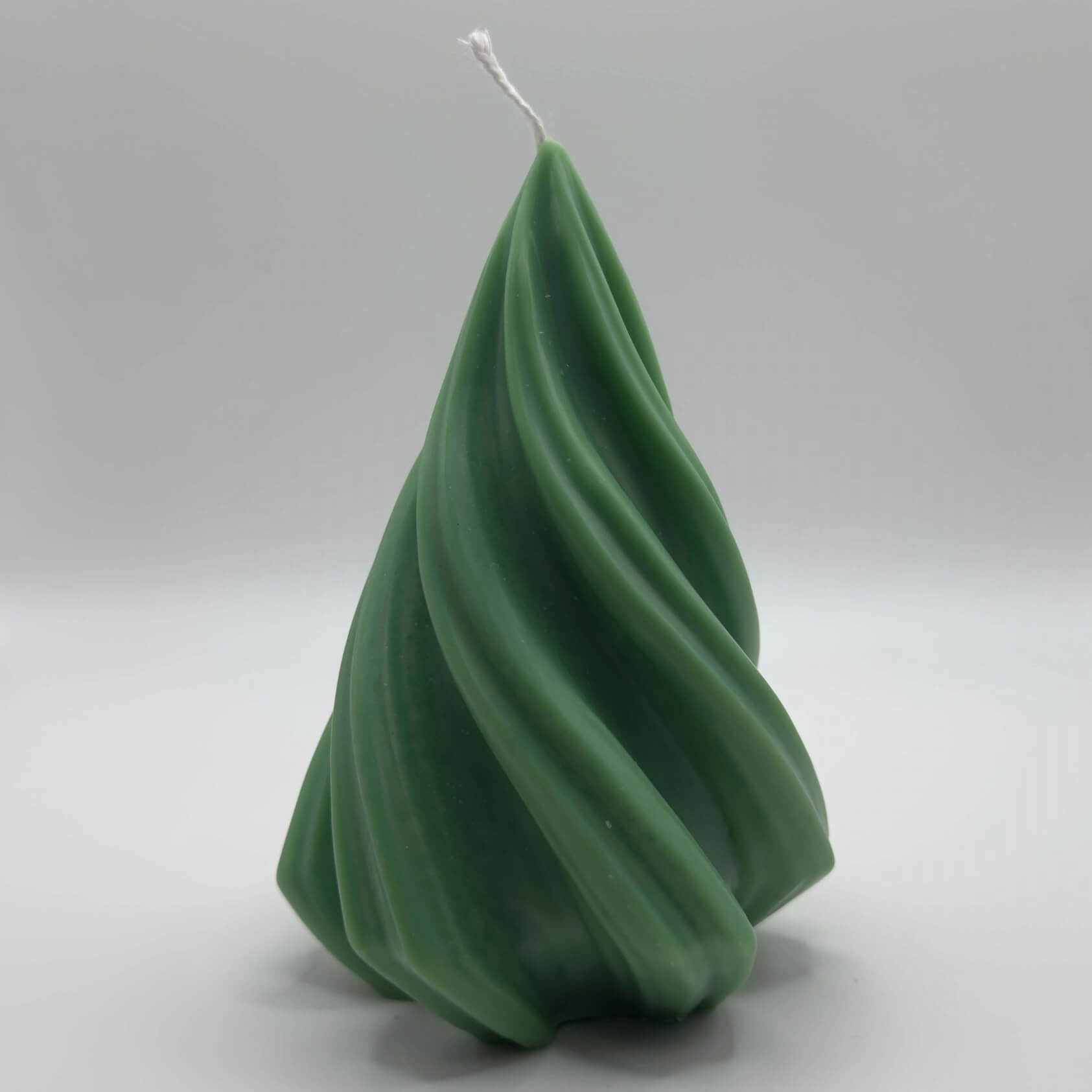 Die “Spiral Pine Tree” Kerze in Dunkelgrün, gefertigt aus hochwertigem Sojawachs, kombiniert die Eleganz eines Spiralmotivs mit klassischer Weihnachtsbaumästhetik.