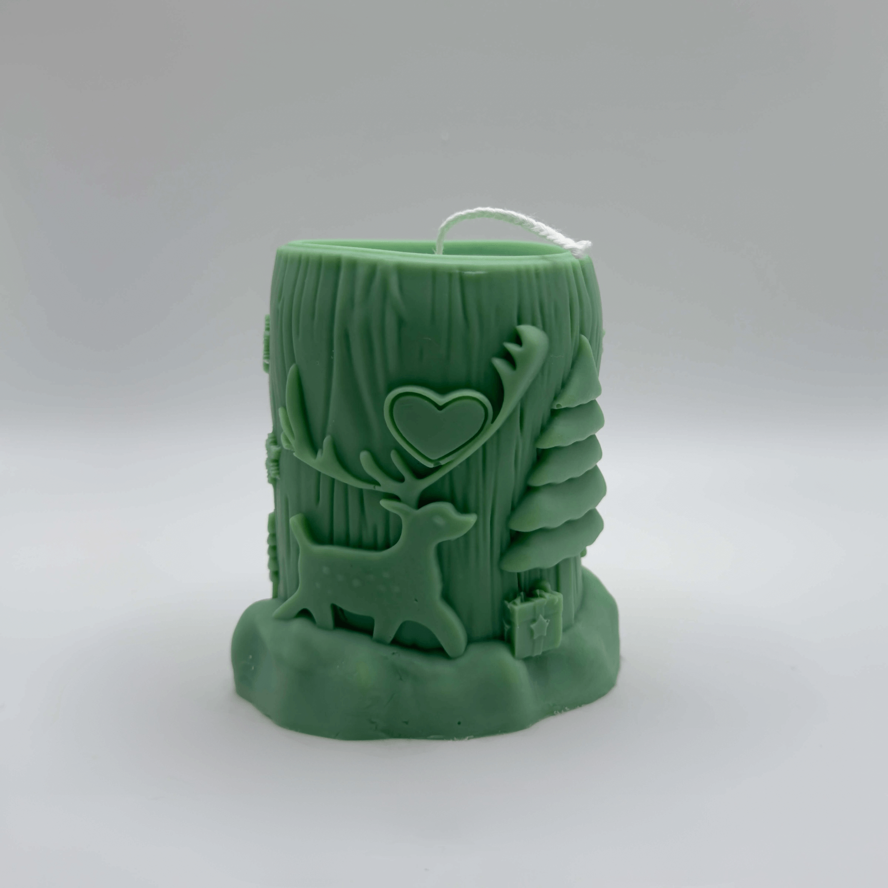 Die “Winter Woodland” Kerze in Dunkelgrün bringt den Zauber eines verschneiten Waldes in dein Heim. Mit eleganten Hirsch- und Baumverzierungen, aus Sojawachs gefertigt, ist sie eine nachhaltige, stilvolle Wahl für die Weihnachtszeit.