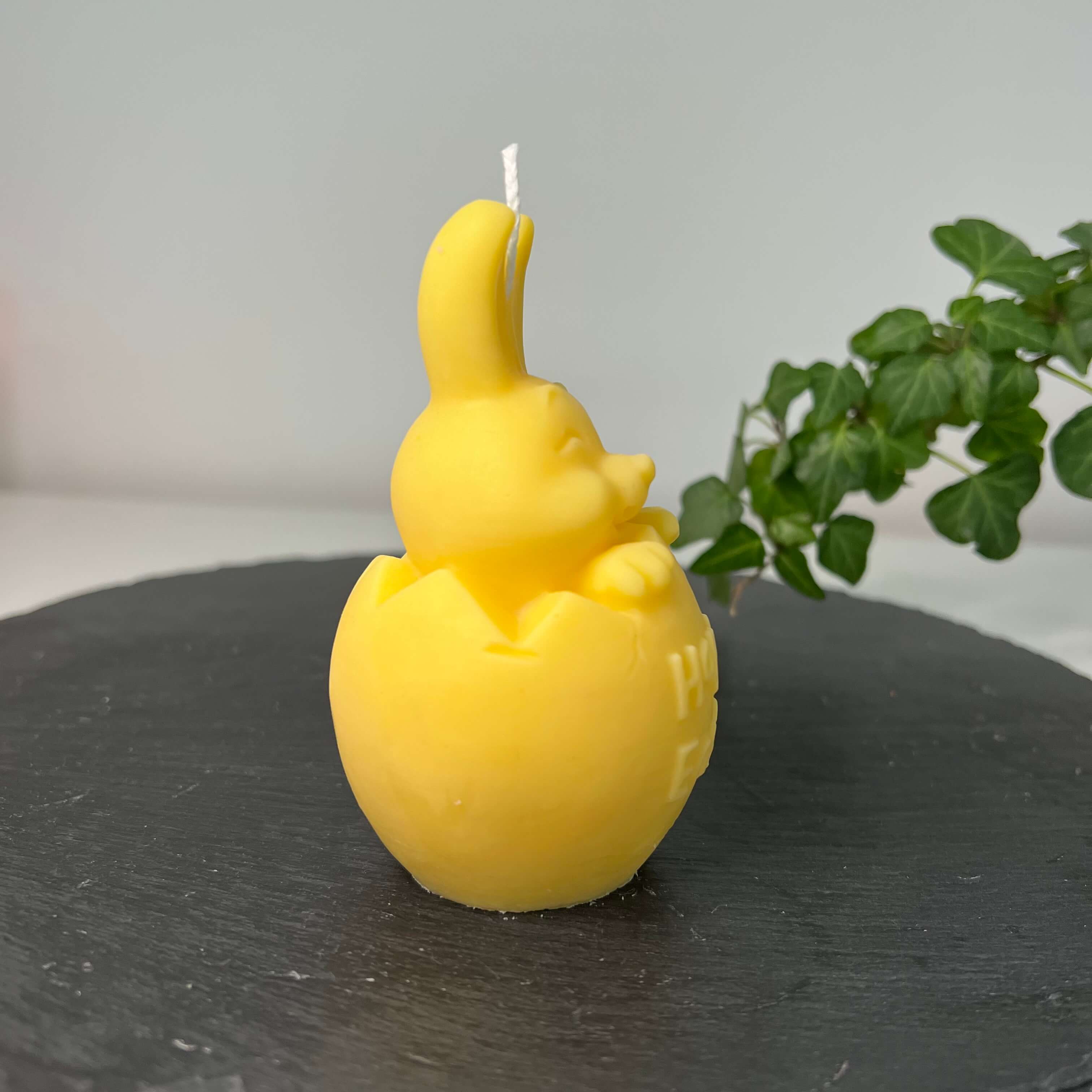 Die Easter Jubilee Bunny Duftkerze ist in verschiedenen Düften erhältlich. Die Düfte haben einen beruhigenden und angenehmen Geruch. Zudem entspannen sie, perfekt für gemütliche Tage. In gelb.