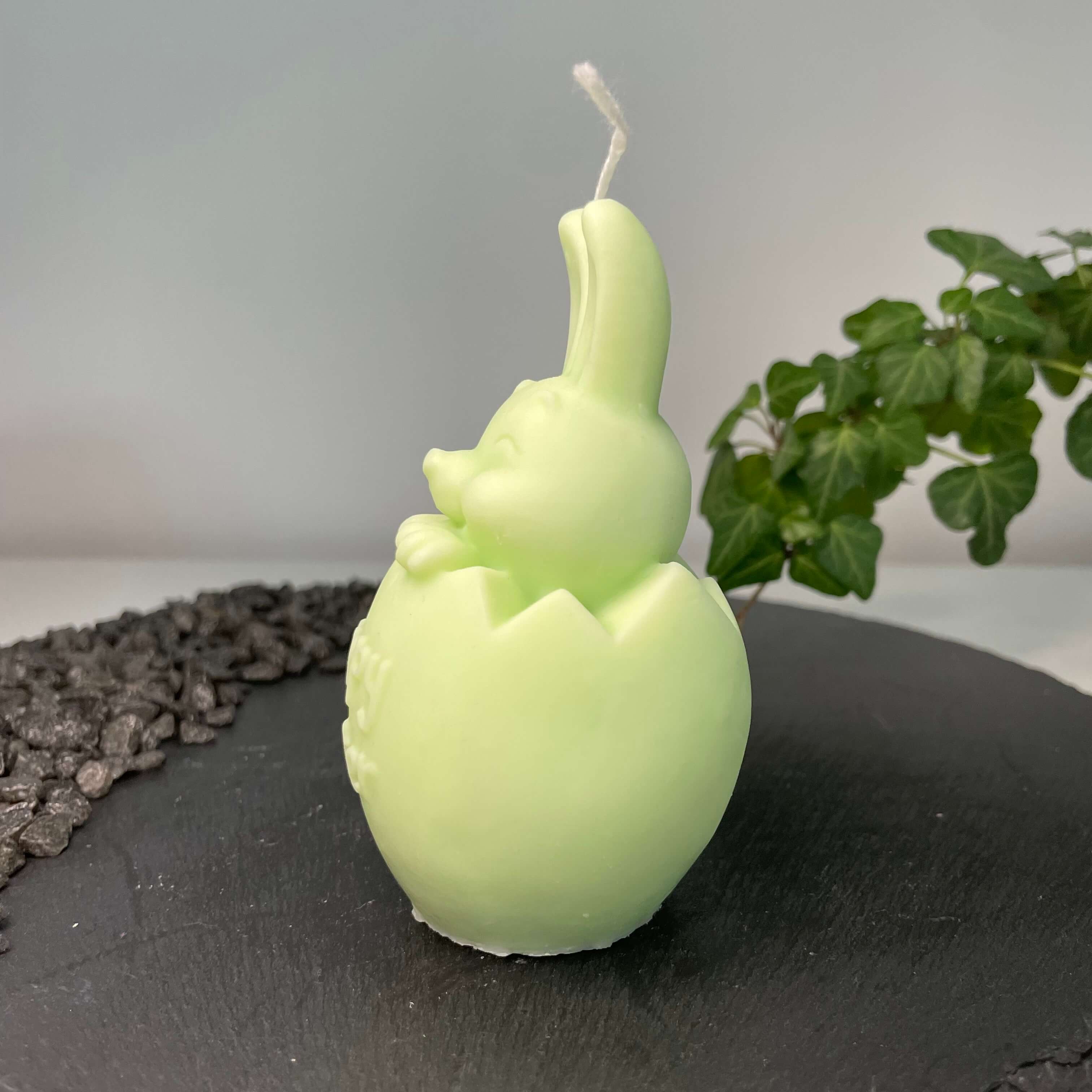 Hier sieht man unsere Easter Jubilee Bunny Kerze. Sie ist perfekt als Dekoration geeignet mit ihrem Hasen und Osterei Design. Sie sieht elegant und ästhetisch aus. Handgemacht aus hochwertigem Sojawachs. In hellgrün.